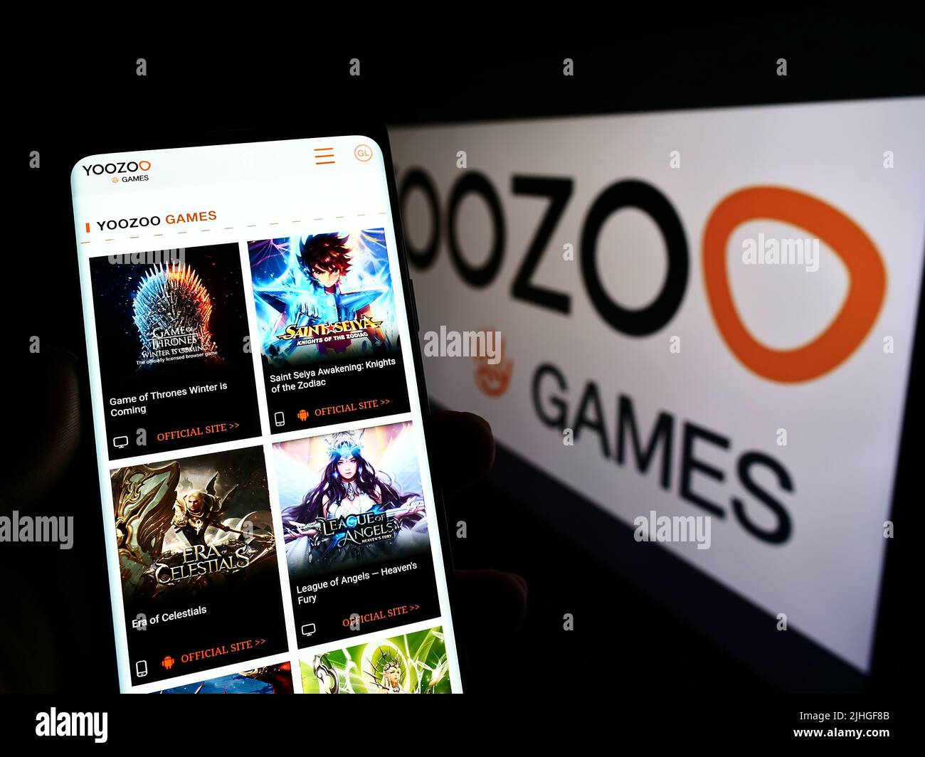 Person, die Mobiltelefon mit Webseite des chinesischen Videospielunternehmens Youzu Interactive auf dem Bildschirm mit Logo hält. Konzentrieren Sie sich auf die Mitte des Telefondisplays. Stockfoto