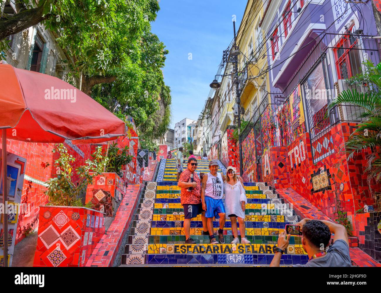 Tourist, der ein Foto auf der Escadaria Selarón macht, einer Treppe, die vom chilenischen Künstler Jorge Selaron, Centro, Rio de Janeiro, Brasilien, geschaffen wurde Stockfoto