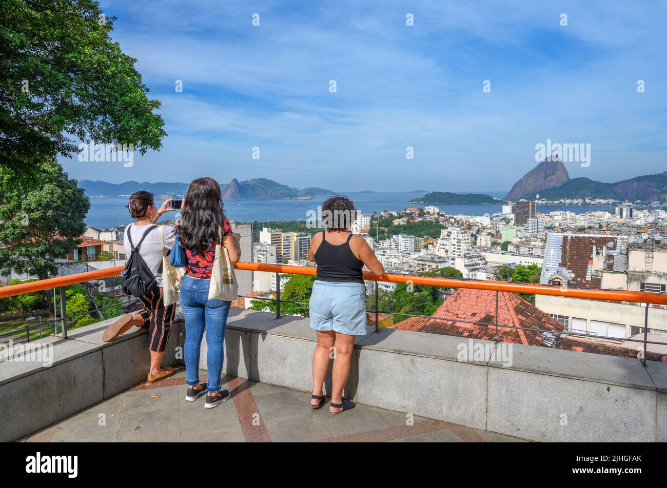 Blick über die Stadt mit Blick auf den Zuckerhut, Parque das Ruínas, Santa Teresa, Rio de Janeiro, Brasilien Stockfoto