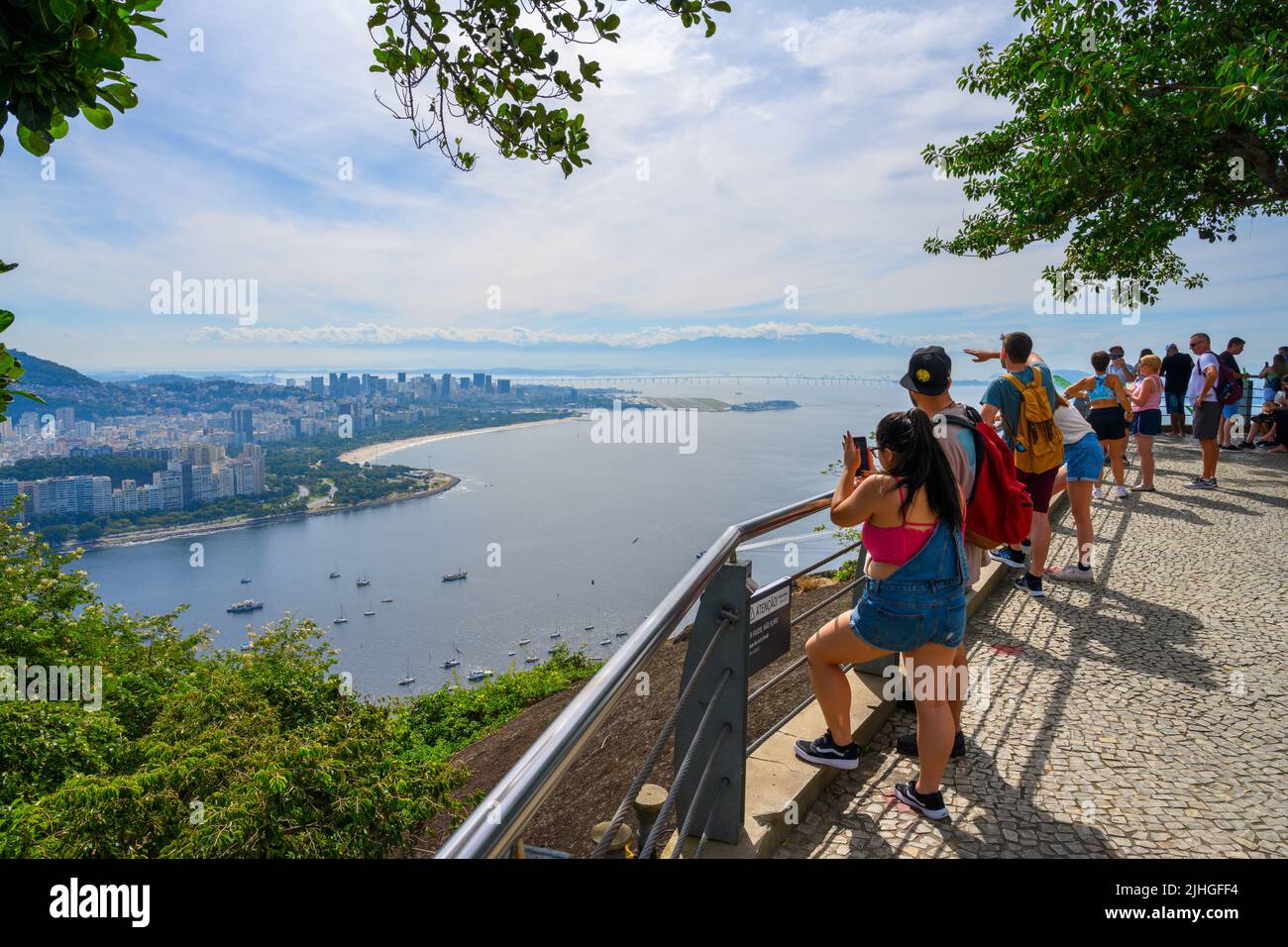 Blick von der Mittelstation der Zuckerhut-Seilbahn, mit Blick auf die Stadt, Morro da Urca, Zuckerhut, Rio de Janeiro, Brasilien Stockfoto