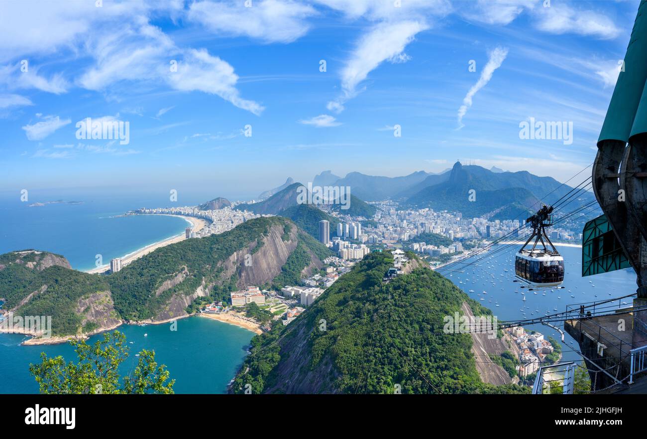 Top-Station der Zuckerhut-Seilbahn mit Blick auf die Stadt und den Coabababanstrand, den Zuckerhut, Rio de Janeiro, Brasilien Stockfoto