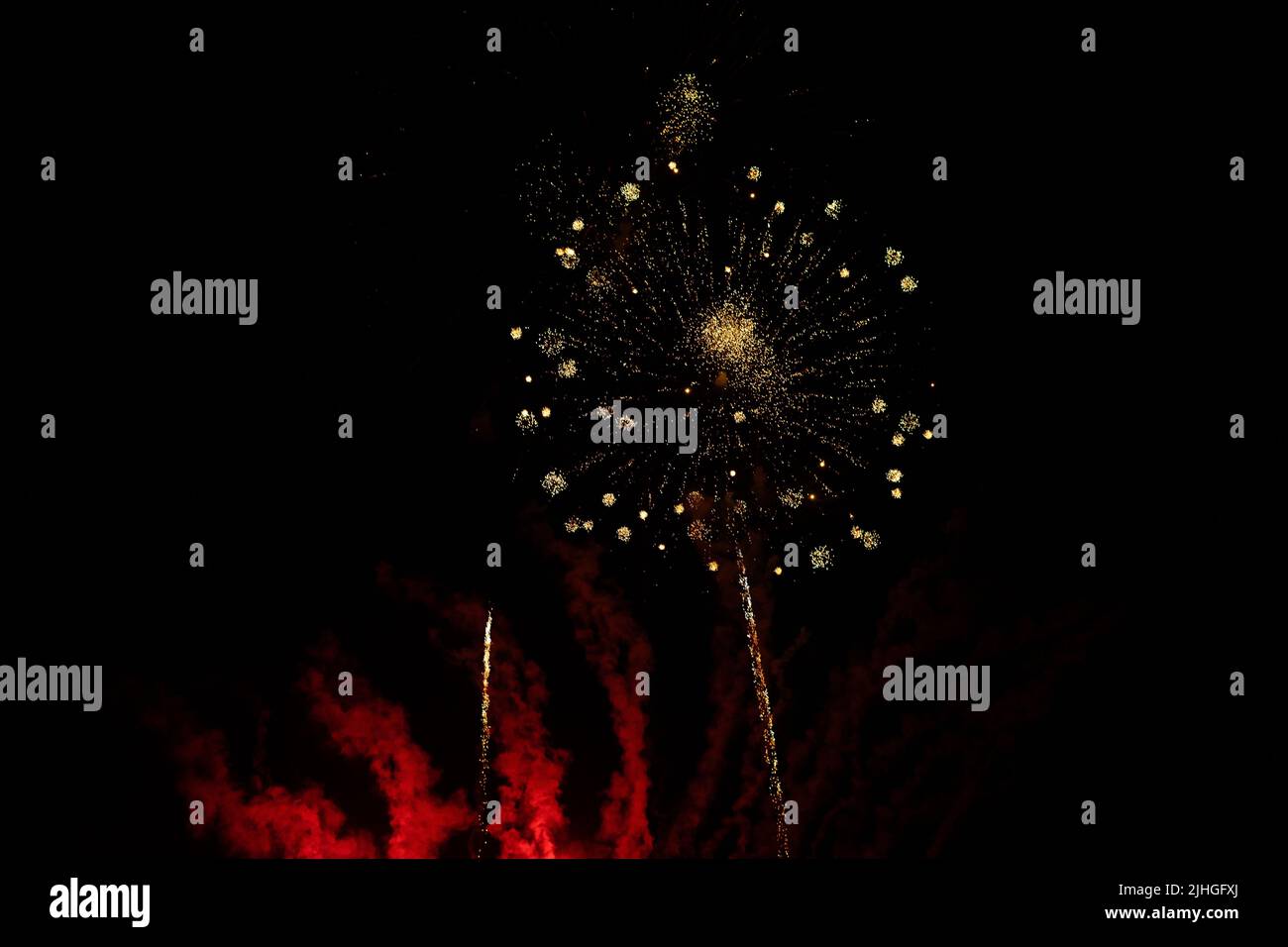 Laute Feuerwerke, die vor schwarzem Hintergrund explodieren, können als Overlay-Ressource verwendet werden Stockfoto