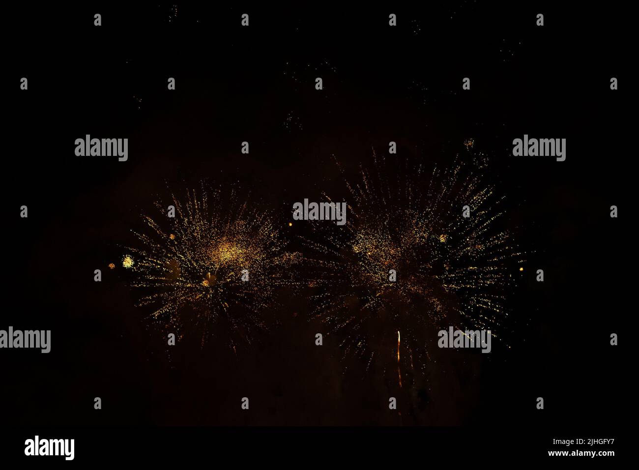 Laute Feuerwerke, die vor schwarzem Hintergrund explodieren, können als Overlay-Ressource verwendet werden Stockfoto