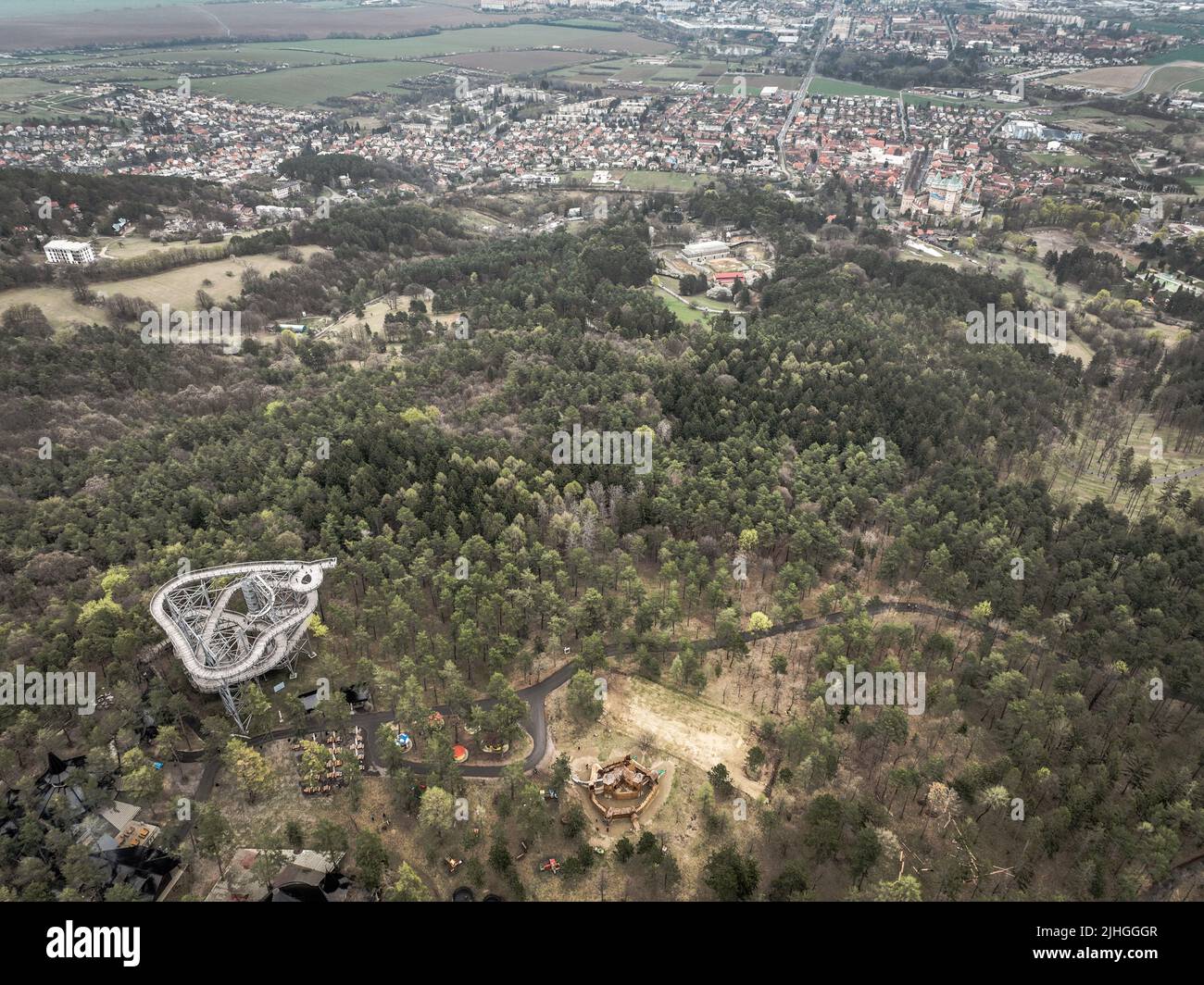 Luftaufnahme des Aussichtsturms in der Stadt Bojnice in der Slowakei Stockfoto