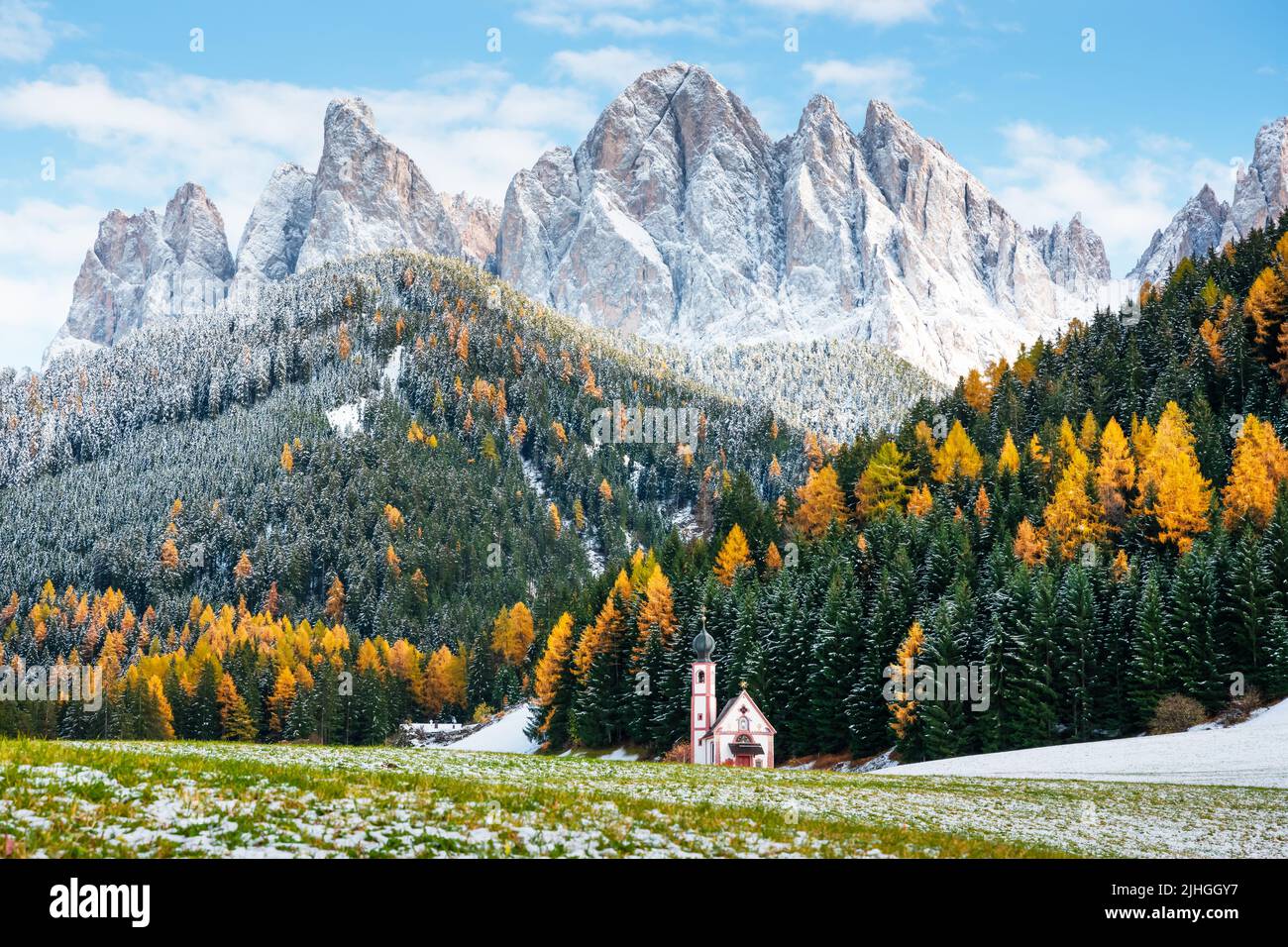 Die Dorfkirche von Santa Maddalena liegt in den herbstlichen Dolomiten. Herrliche Landschaft mit kleiner Kapelle auf verschneiten Wiesen in der Gemeinde Santa Magdalena. Dolomiten, Südtirol, Bozen, Italien Stockfoto