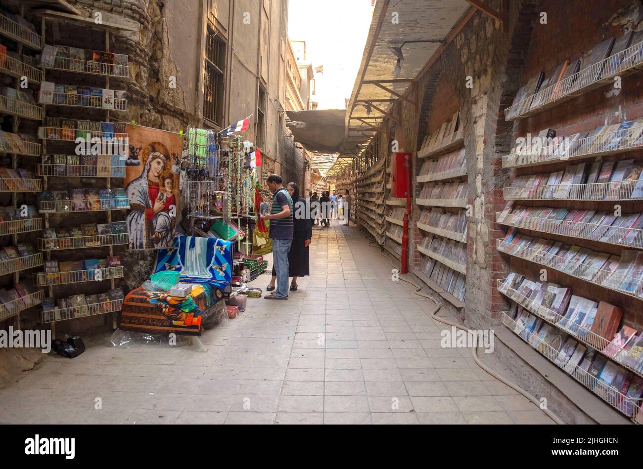Kairo - Ägypten - 03. Oktober 2020: Alter orthodoxer Bezirk in Kairo. Christliche religiöse Literatur, Markt für Straßenbücher. Stockfoto