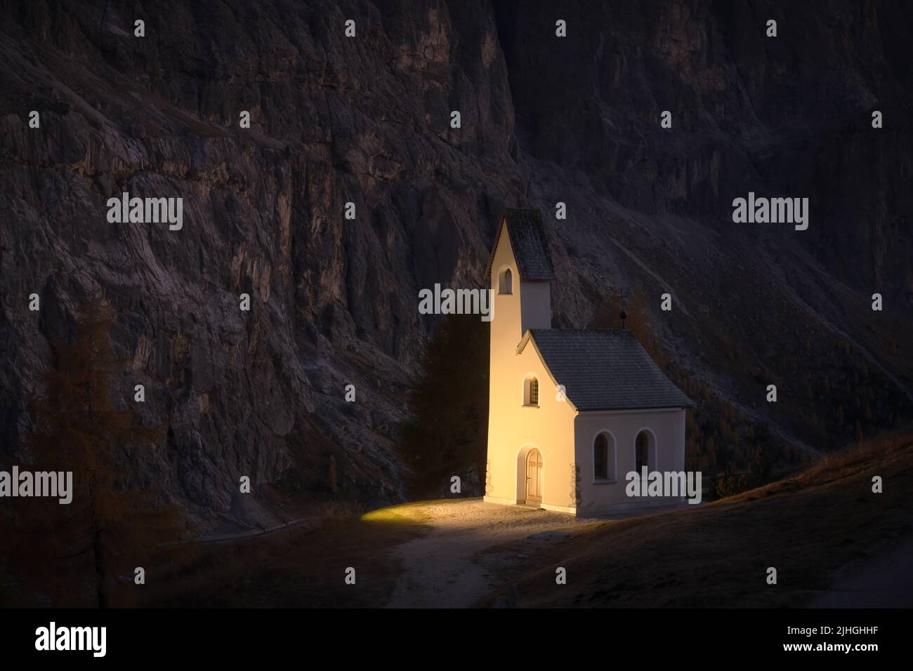 Unglaubliche Aussicht auf die kleine iIlluminated Chapel - Kapelle Ciapela am Grödner Pass, italienische Dolomiten Berge. Dolomiten, Italien. Landschaftsfotografie Stockfoto