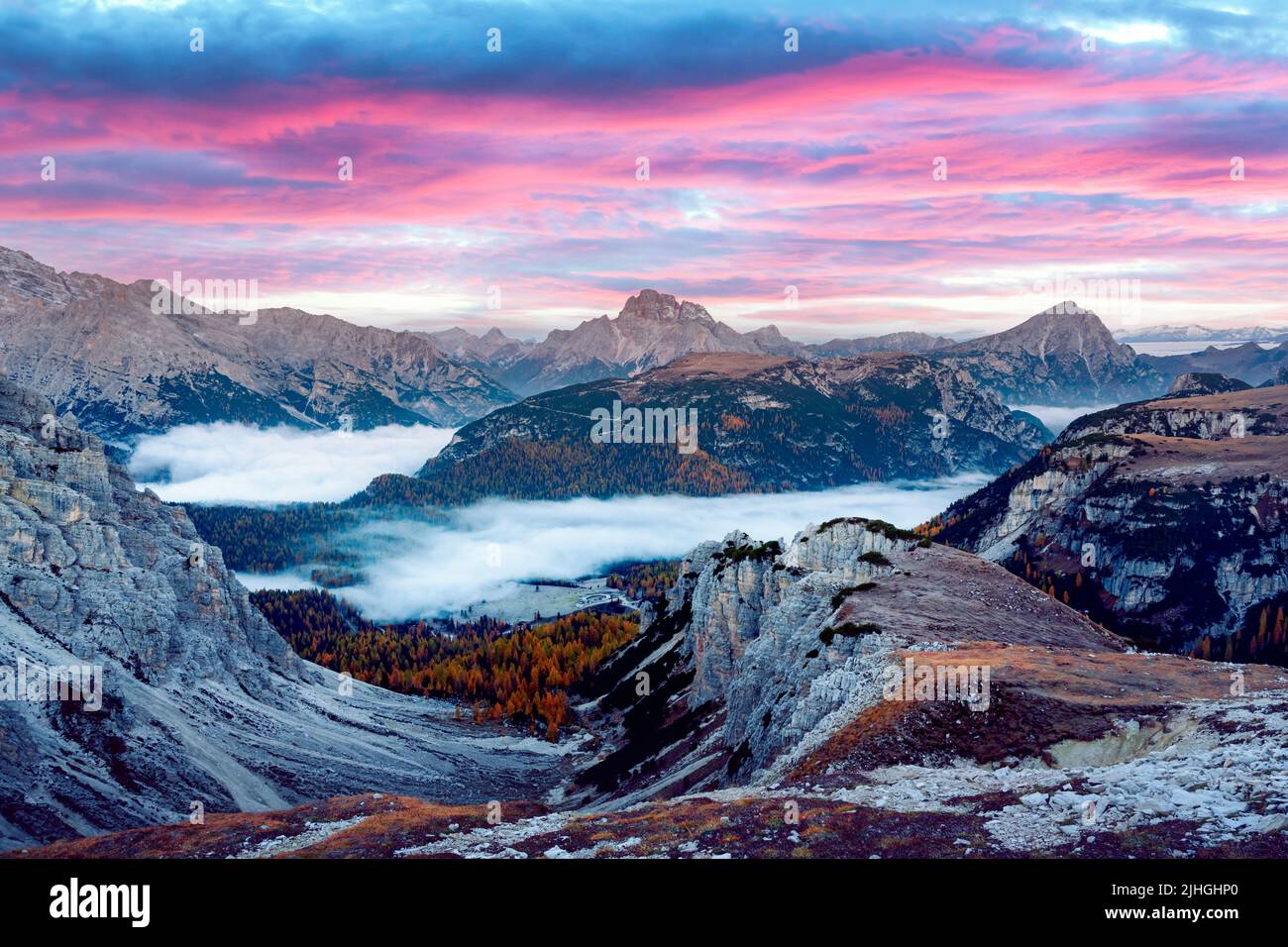 Unglaublicher Panoramablick in die nebligen Morgenberge der Dolomiten. Lage Auronzo rifugio im Nationalpark Tre Cime di Lavaredo, Dolomiten, Trentino-Südtirol, Italien Stockfoto