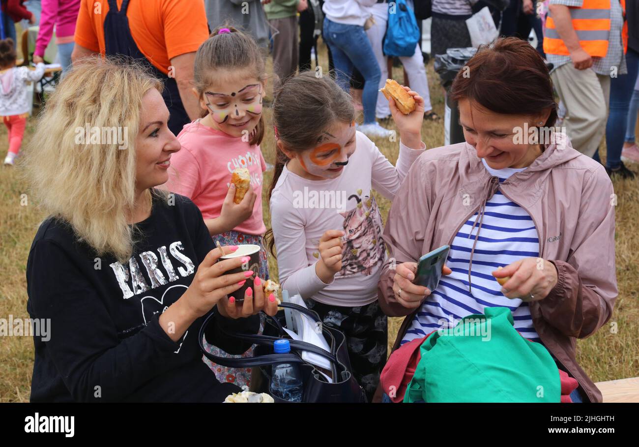 Krakau. Krakau. Polen. Open-Air-Fete für ukrainische Flüchtlinge (vor allem Frauen und Kinder) und ihre polnischen Gastgeber in einem der Stadtparks. Stockfoto