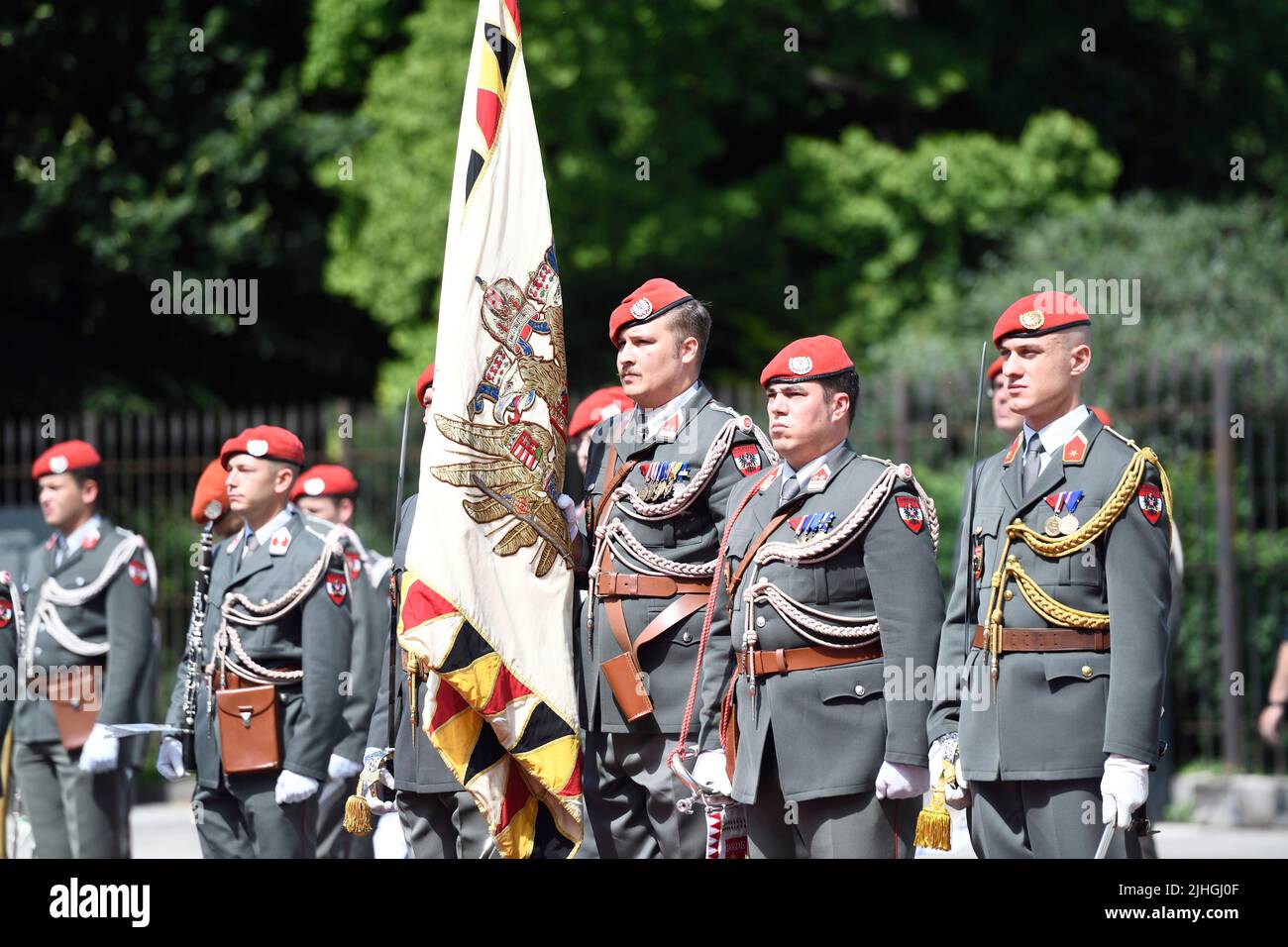 Wien, Österreich. 18. Juli 2022. Ankunft des Ministerpräsidenten der Slowakischen Republik Eduard Heger; Begrüßung durch Bundeskanzler Karl Nehammer (ÖVP) und Empfang mit militärischen Ehren Stockfoto