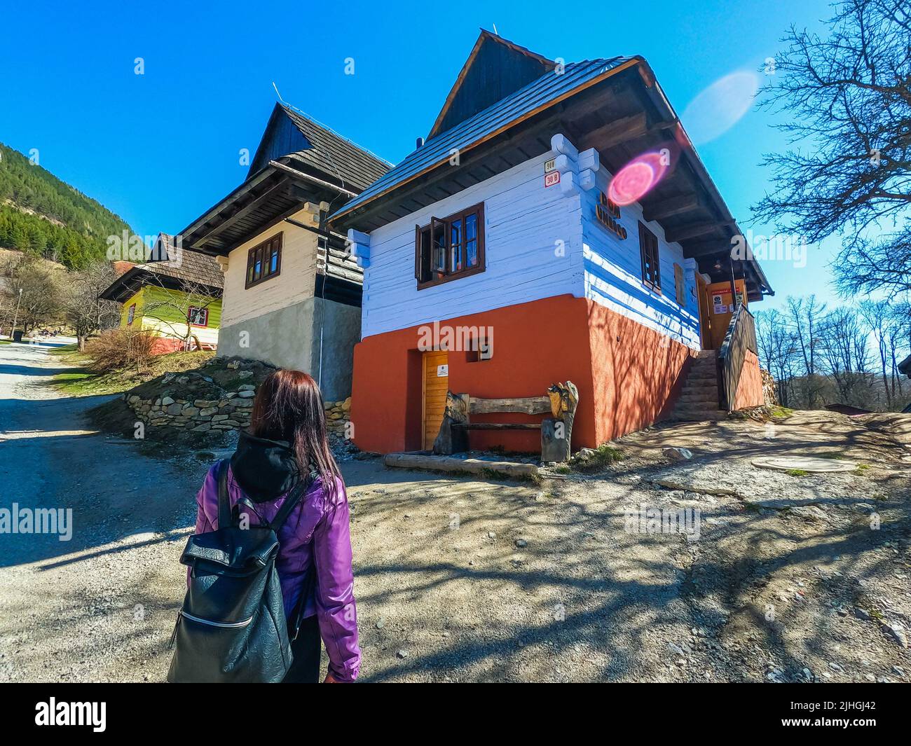 Blick auf ein traditionelles slowakisches Haus in einem Museum im Dorf Vlkolinec in der Slowakei Stockfoto