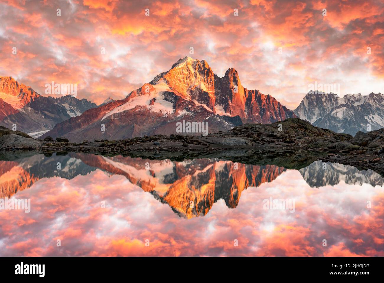 Sonnenuntergang am Lac Blanc See in Frankreich Alpen. Monte Bianco Bergkette im Hintergrund. Vallon de Berard Nature Preserve, Chamonix, Graian Alps. Landschaftsfotografie Stockfoto Sonnenuntergang am Lac Blanc See in Frankreich Alpen. Monte Bianco Bergkette im Hintergrund. Vallon de Berard Nature Preserve, Chamonix, Graian Alps. Landschaftsfotografie Stockfoto