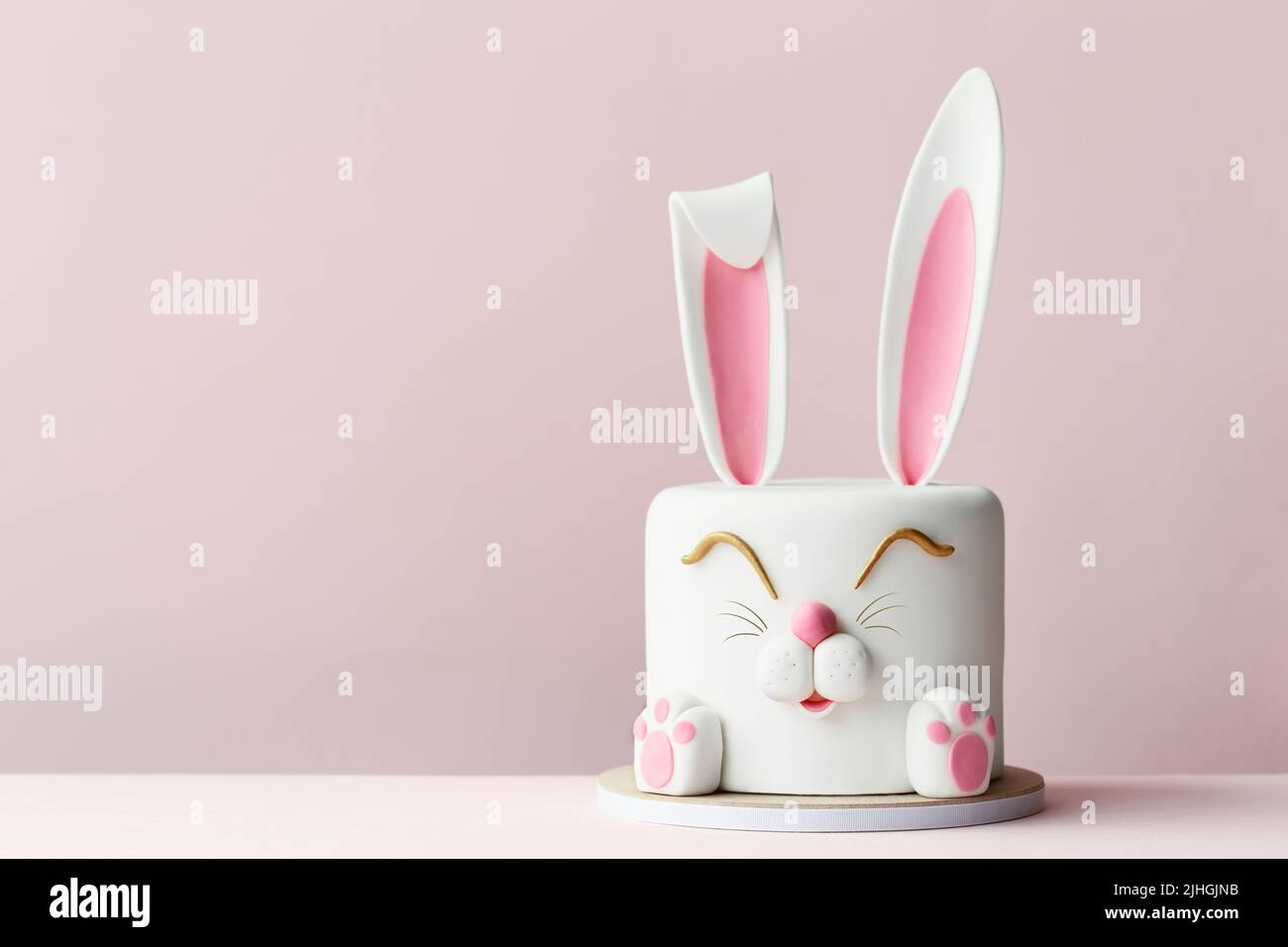 Osterhasen-Kuchen auf rosa Hintergrund Stockfoto