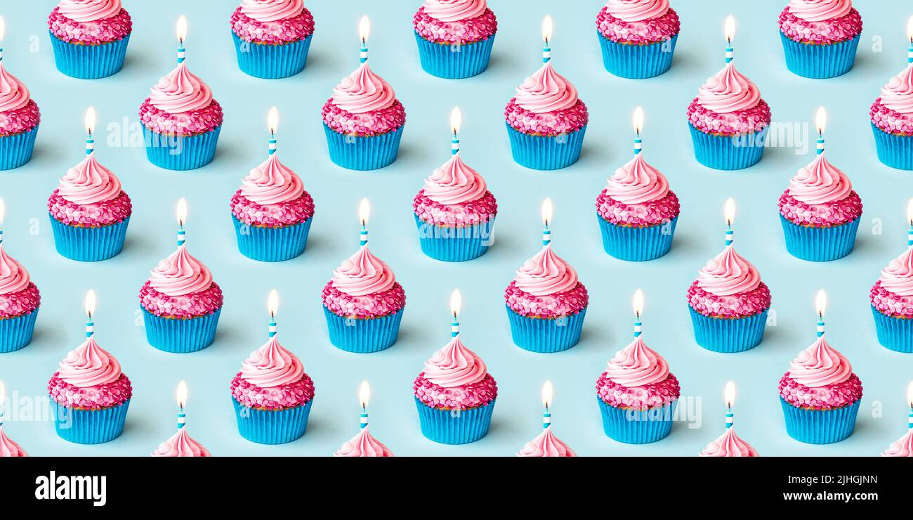 Nahtlose Hintergrund wiederholende Muster von Geburtstag Cupcakes mit einer Geburtstagskerze verziert Stockfoto
