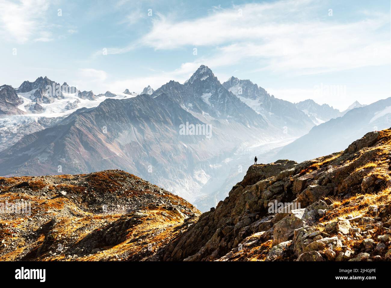 Tolle Aussicht auf die Berge Monte Bianco mit Touristen auf einen Vordergrund. Vallon de Berard Nature Preserve, Chamonix, Graian Alps. Landschaftsfotografie Stockfoto