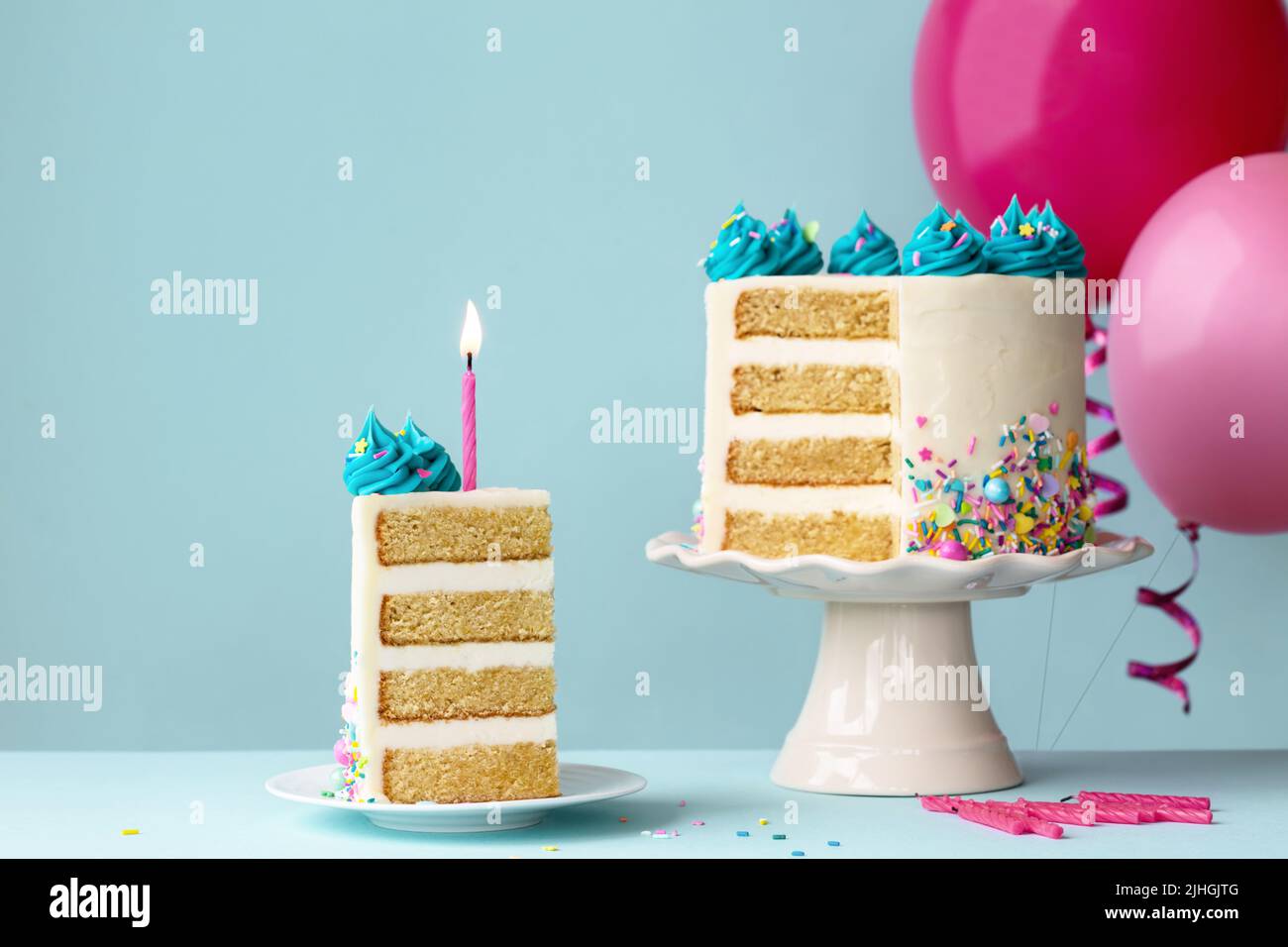 Geburtstagskuchen mit Schichten und türkisfarbenem Zuckerguss, in Scheiben geschnitten und einer rosa Geburtstagskerze Stockfoto