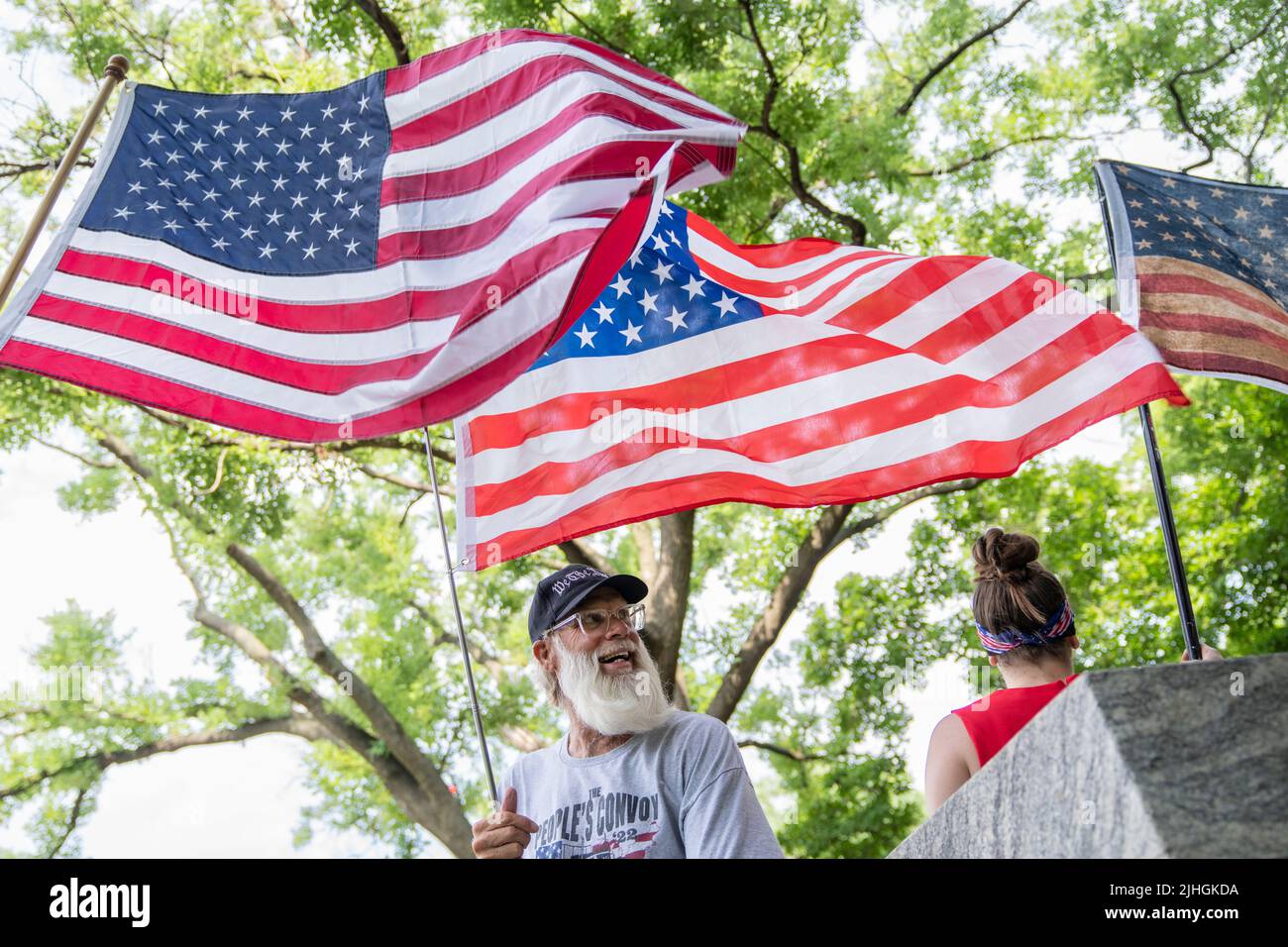 USA - 18. JULI: Ein Mitglied der 1776 Restoration Movement wird vor dem E. Barrett Prettyman Courthouse gesehen, als am Montag, dem 18. Juli 2022, die Jury für Steve Bannons Verachtung des Kongressverfahrens begann. (Tom Williams/CQ Roll Call/Sipa USA) Stockfoto