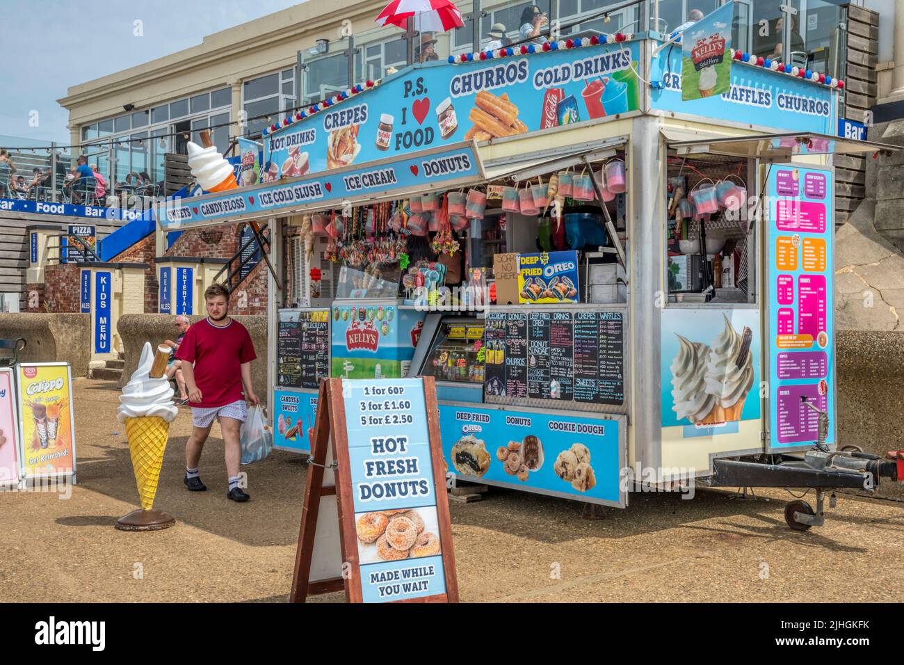 Eis- und Fast-Food-Stand an der Promenade in Hunstanton, Norfolk. Stockfoto