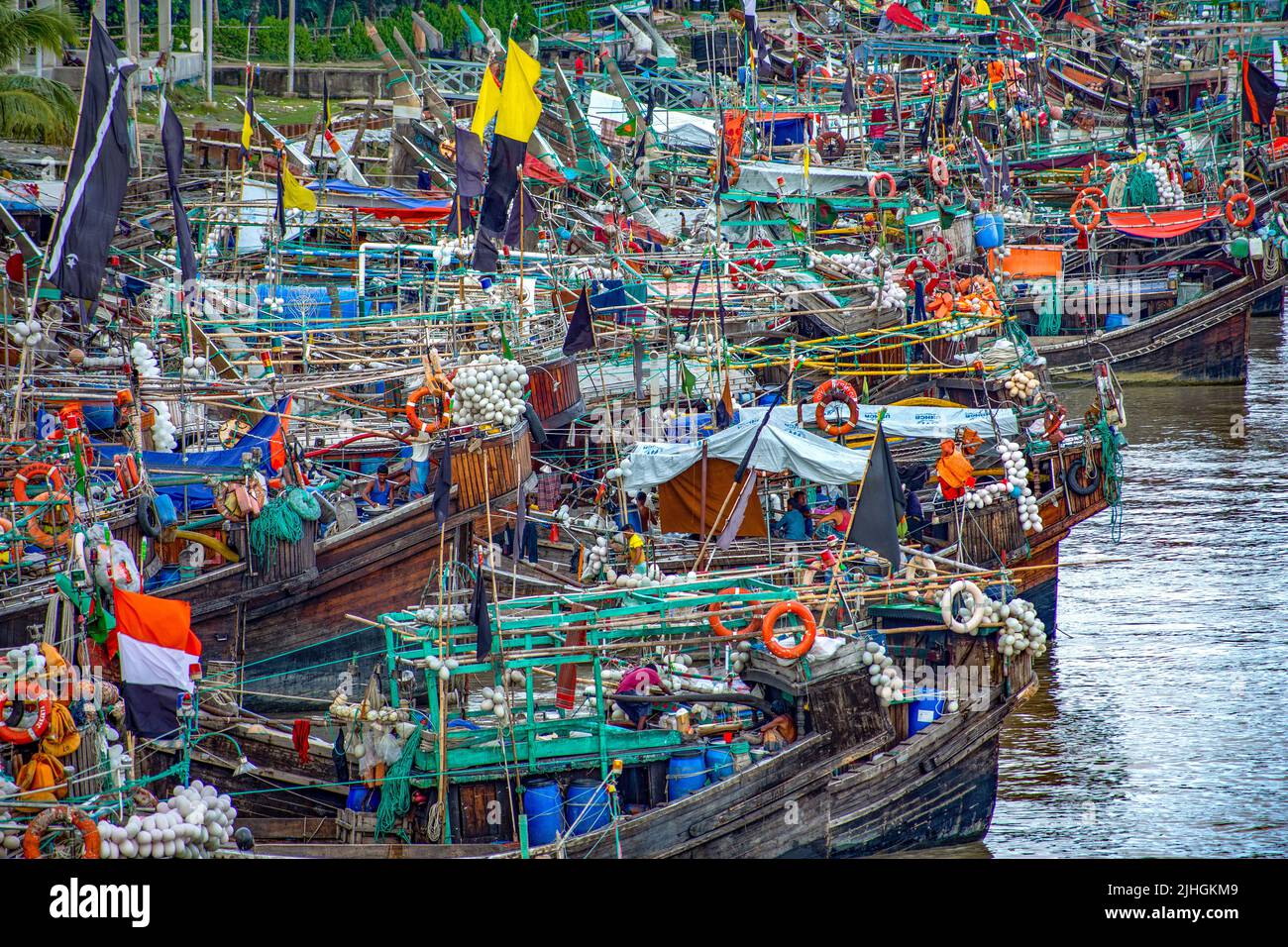 Fischerboote mit bunten Flaggen, Kuakata, Bangladesch Stockfoto
