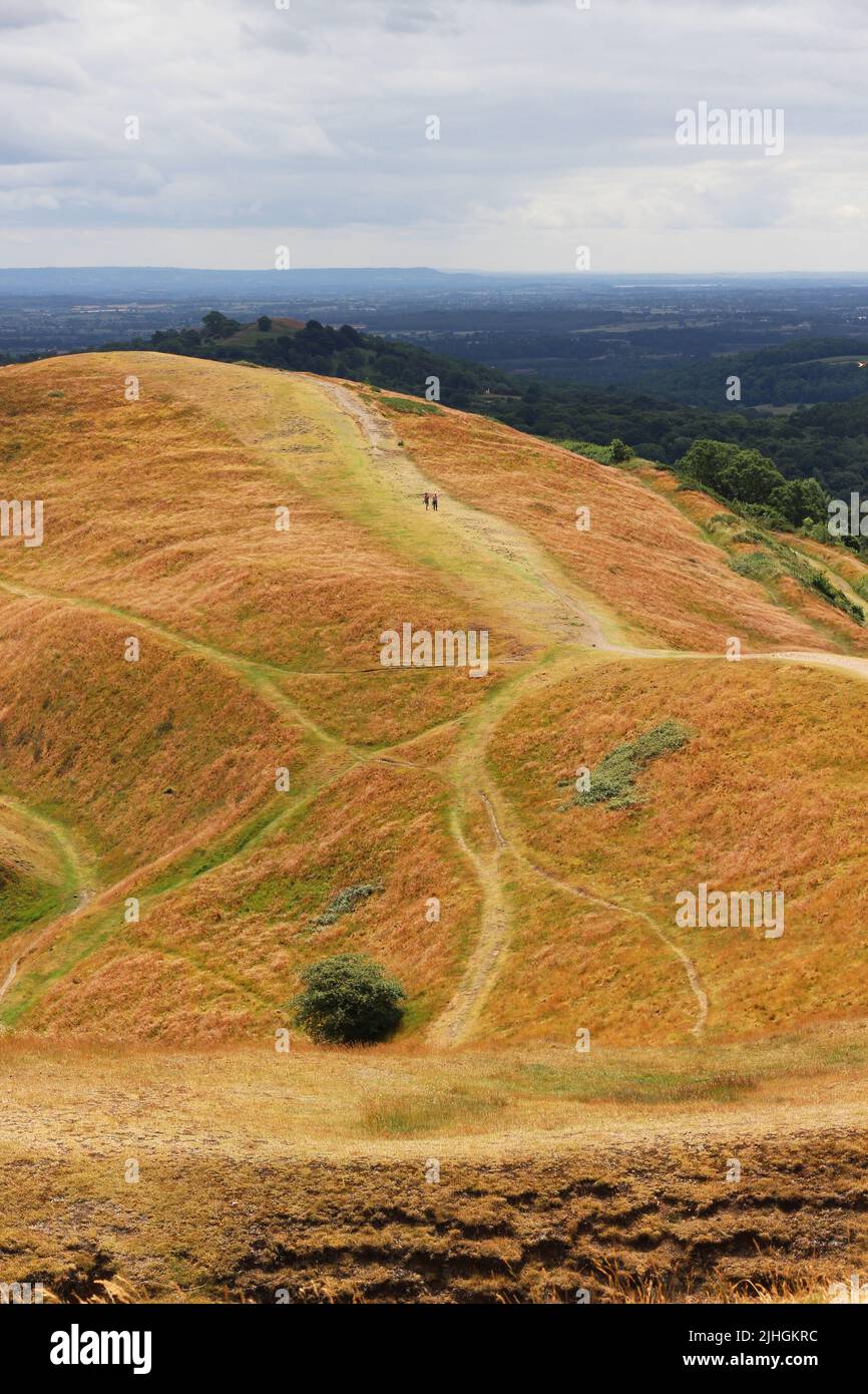 Weit entfernte Wanderer auf einem Pfad in der hügeligen Landschaft der Malvern Hills in der Nähe des British Camp Stockfoto