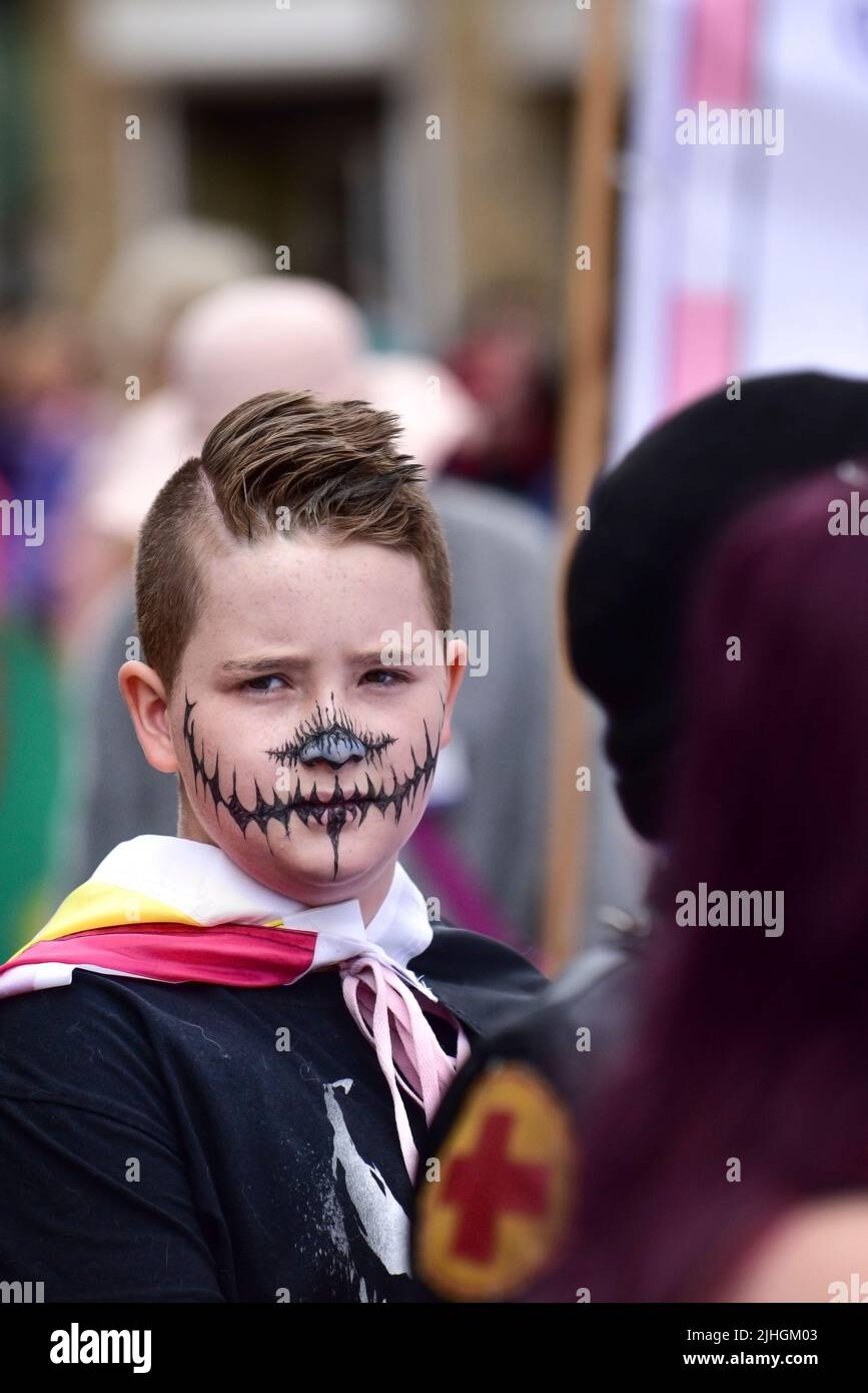 Ein kleiner Junge mit seinem Gesicht, der an der Cornwall Prides Pride Parade im Zentrum von Newquay in Großbritannien teilnahm. Stockfoto