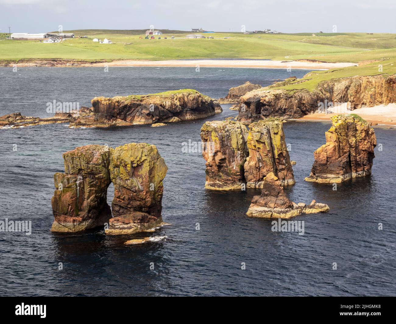 Dramatische Küstenlandschaft auf dem NEAP in der Nähe von Braewick, Festland Shetland, Schottland, Großbritannien. Stockfoto