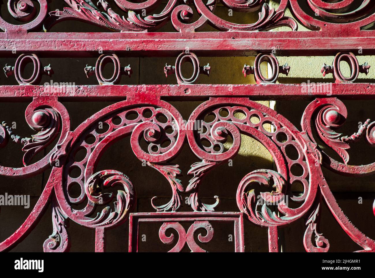 Detail der alten schmiedeeisernen Tore am Eingang der Strand Arcade in Derby, Großbritannien Stockfoto