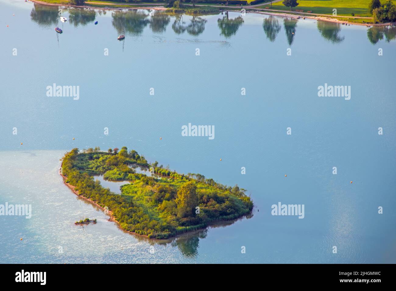 Wunderschönes Seenwasser und ein Stück Land an einem ruhigen Ort in Mitteleuropa Stockfoto
