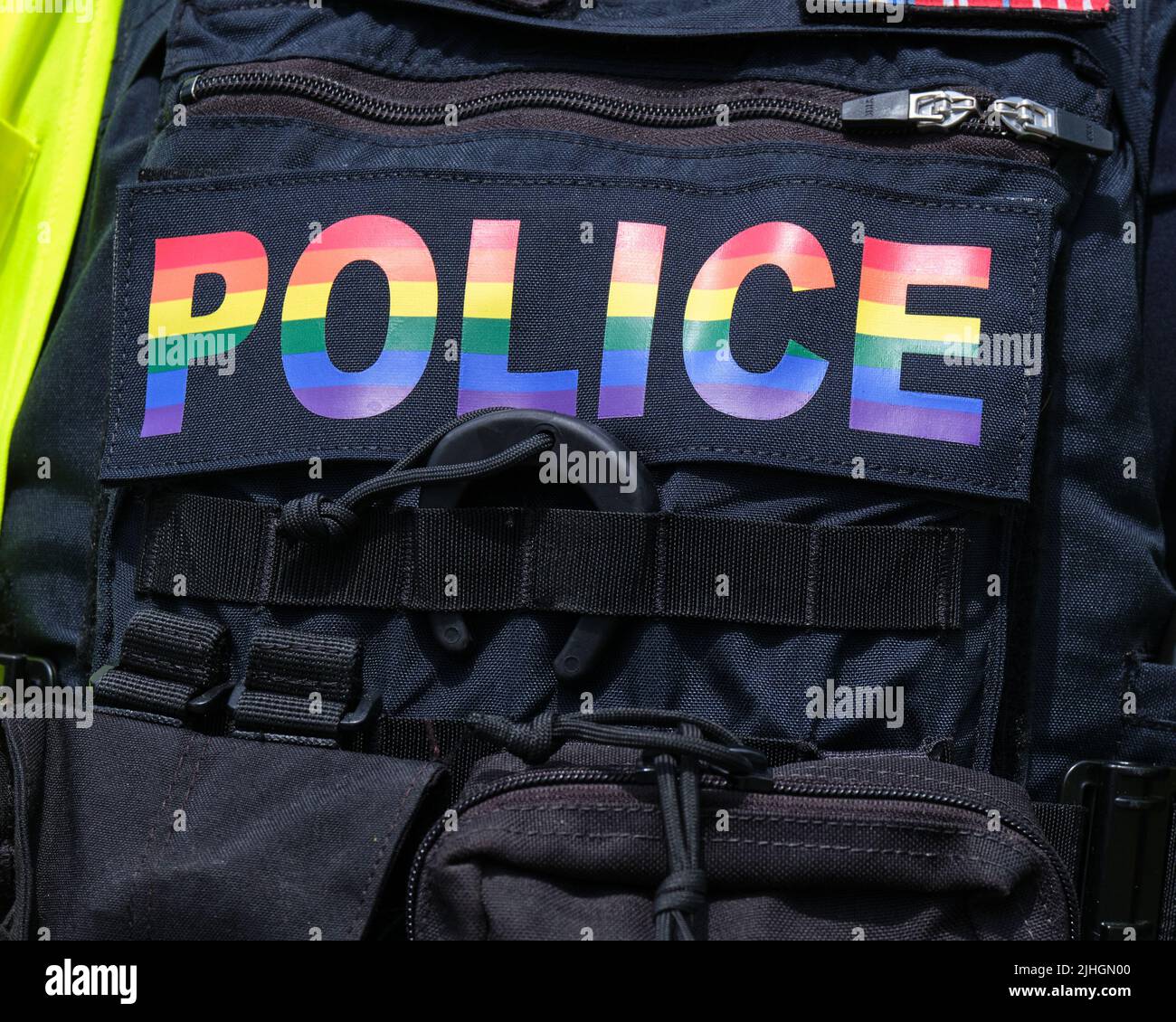 Polizei-Logo in Pride Rainbow-Farben. Auf Offiziersuniform. Stockfoto