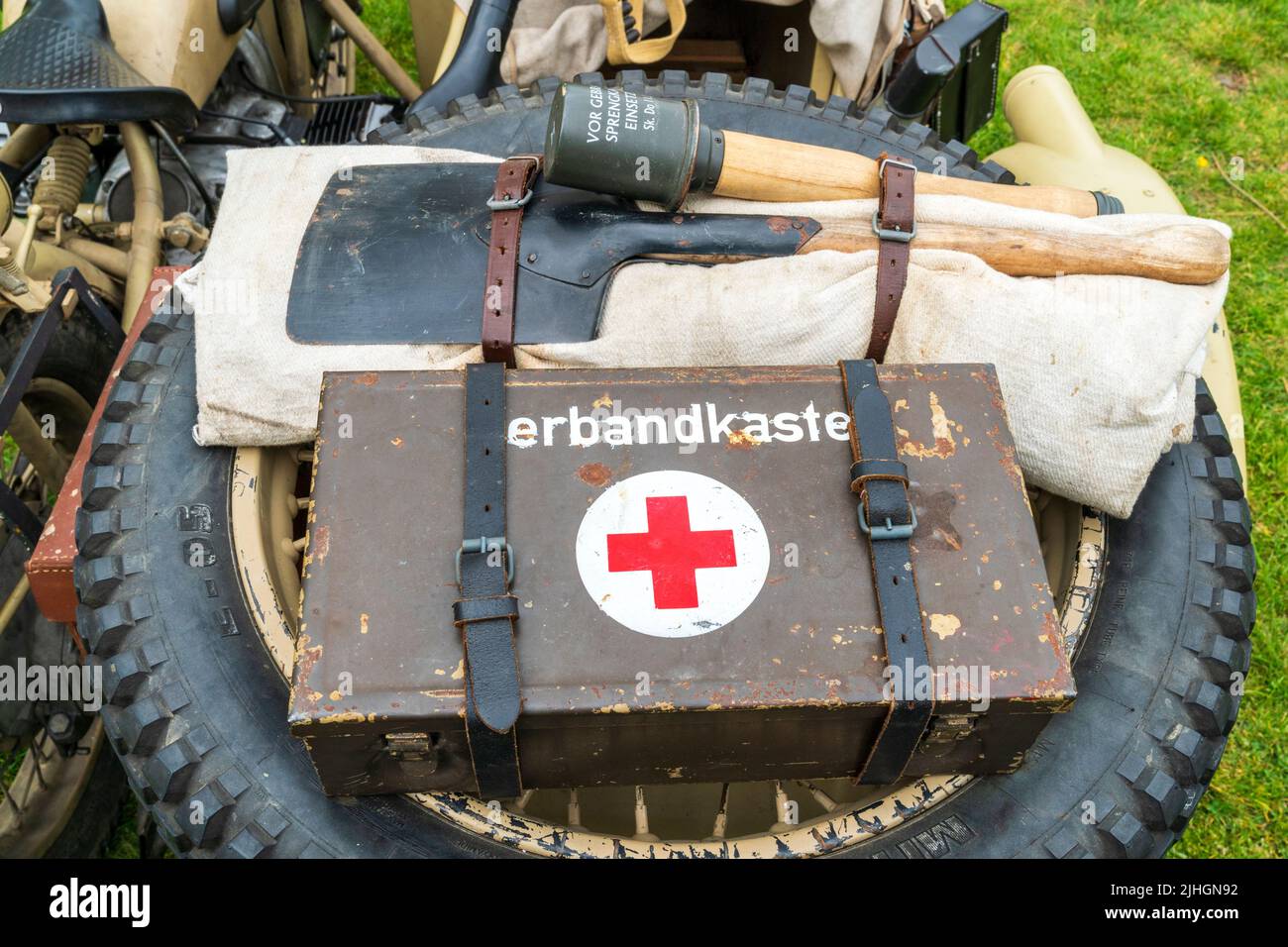 Weltkrieg zwei Geräte der deutschen Armee auf der Rückseite eines Reifens auf einem Motorrad-Seitenwagen. Verbandkasten, medizinische Box, Schaufel und M24 Stick Bombe. Stockfoto