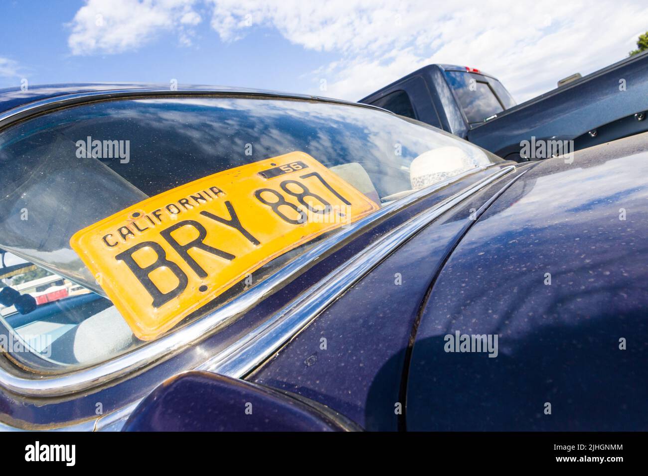 Ein altes Kennzeichen von Kalifornien auf der Rückseite eines alten Autos Stockfoto