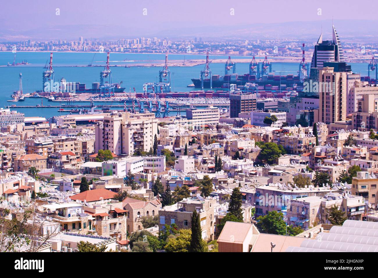 Panoramablick auf den Hafen von Haifa, mit der Innenstadt von Haifa, den Hafen, die Industriezone an einem sonnigen Sommertag. Haifa, Nord-Israel Stockfoto