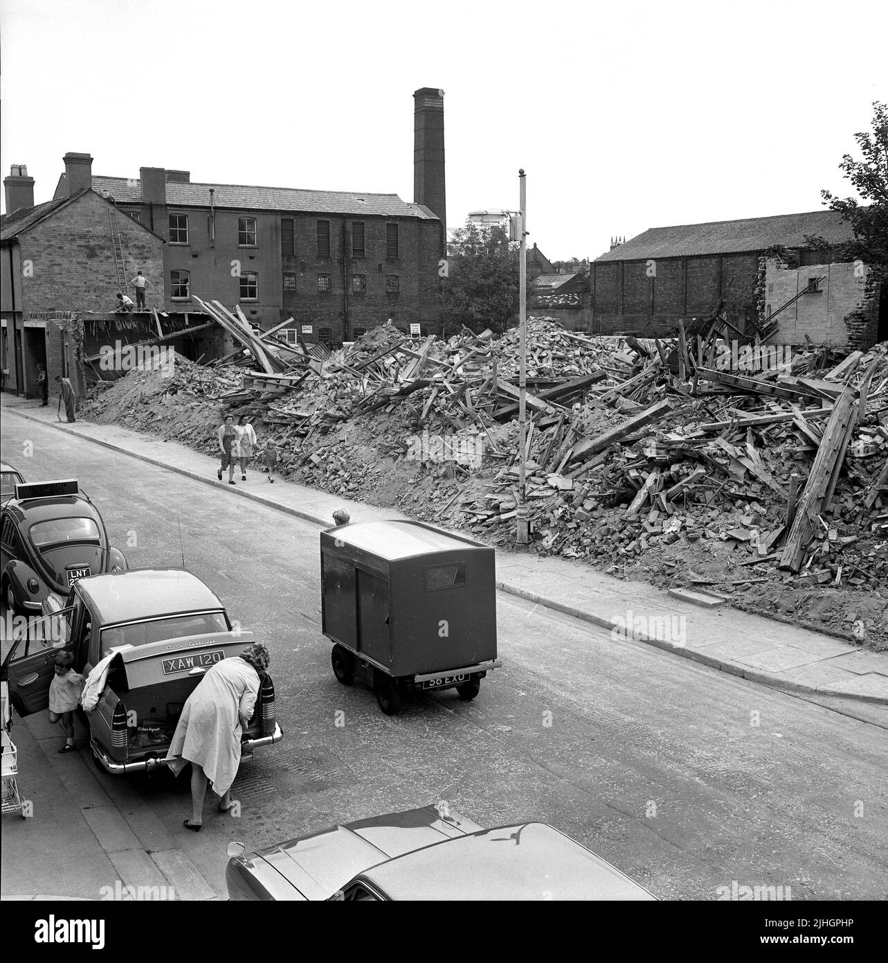 Großbritannien 1968 alte Reihenhäuser wurden abgerissen, um Platz für eine Neuentwicklung in Walker Street, Wellington, zu schaffen Stockfoto