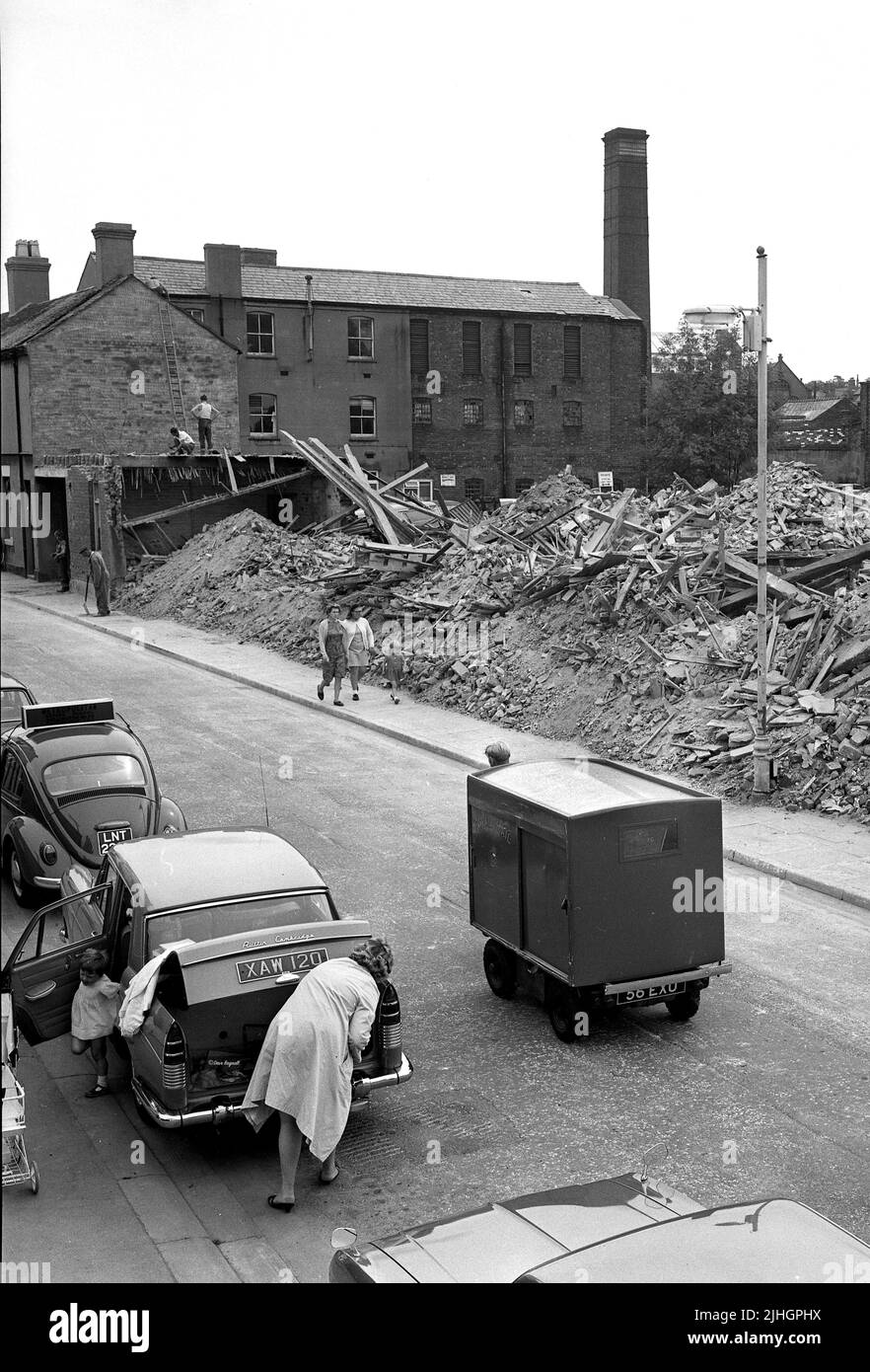 Großbritannien 1968 alte Reihenhäuser wurden abgerissen, um Platz für eine Neuentwicklung in Walker Street, Wellington, zu schaffen Stockfoto