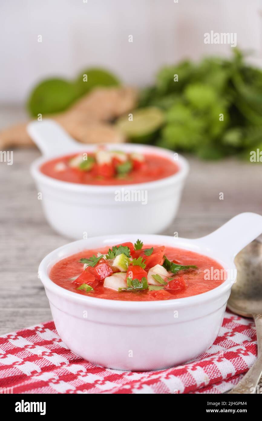 Wassermelone Tomate Gazpacho in Schüsseln. Traditionelle spanische kalte Suppe. Stockfoto