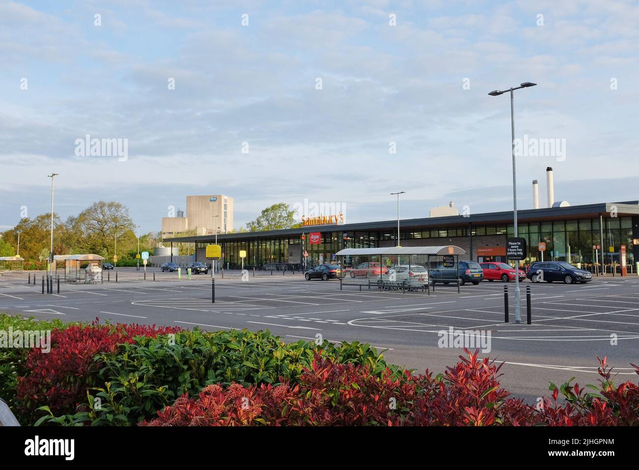 Der Sainsburys Supermarkt in Kendal, Cumbria, mit wenigen Autos auf seinem großen Parkplatz Stockfoto