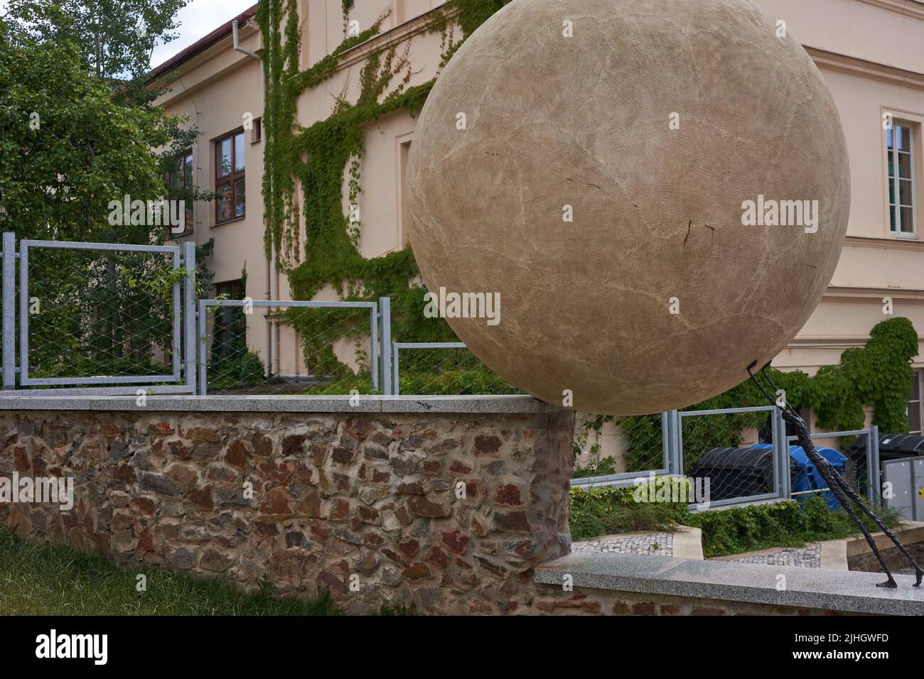 Rakovnik, Tschechische Republik - 2. Juli 2022 - an einem sonnigen Sommernachmittag rollt die Statue eines Mannes einen schweren Stein auf den Berg Stockfoto