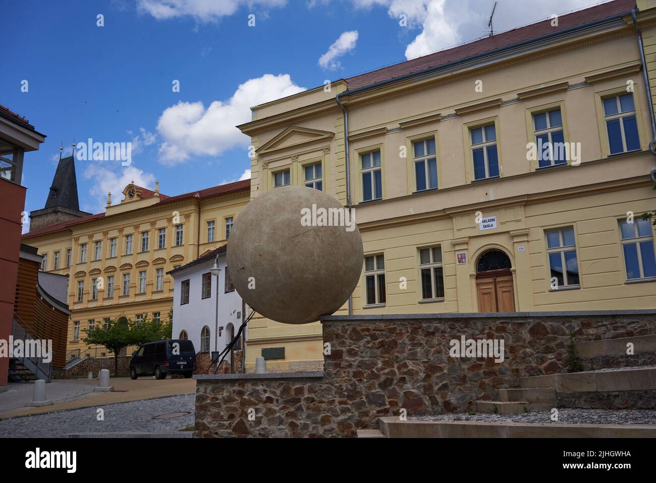 Rakovnik, Tschechische Republik - 2. Juli 2022 - an einem sonnigen Sommernachmittag rollt die Statue eines Mannes einen schweren Stein auf den Berg Stockfoto