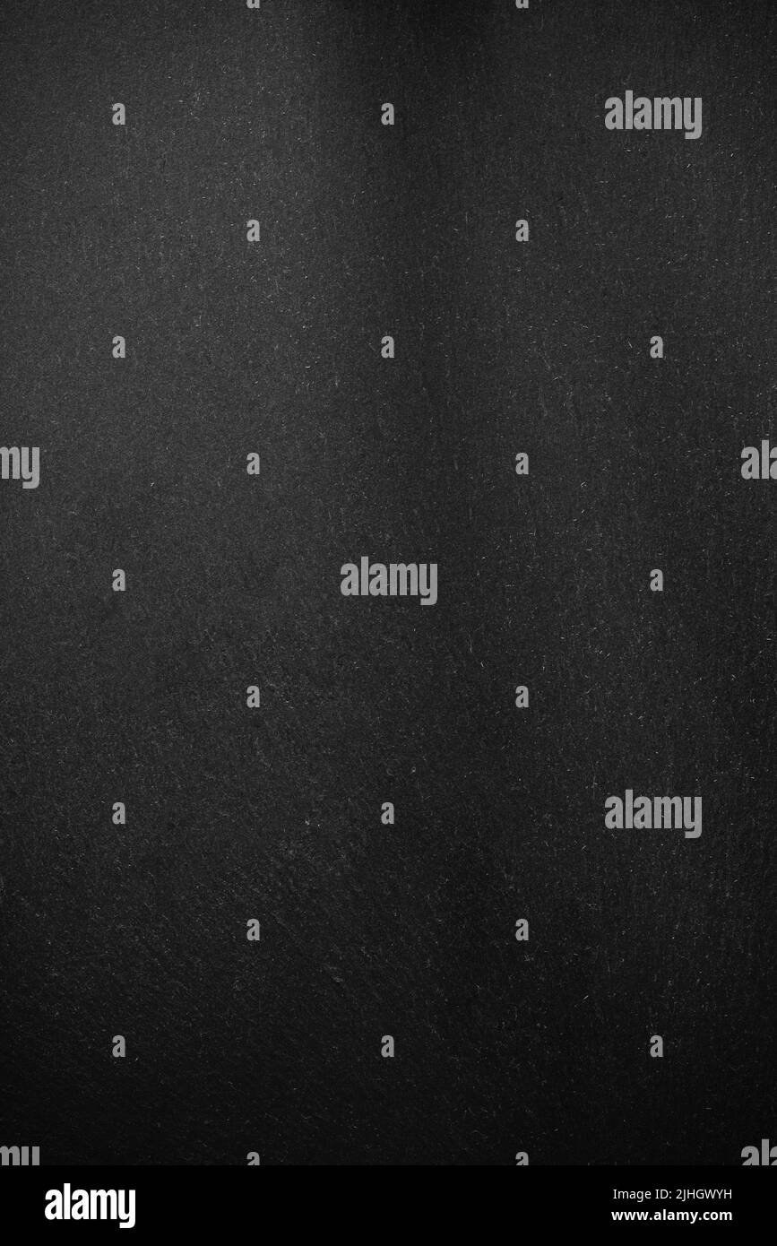 Schwarze leere Schiefertafel mit Vignette für Textur oder Hintergrund. Stockfoto