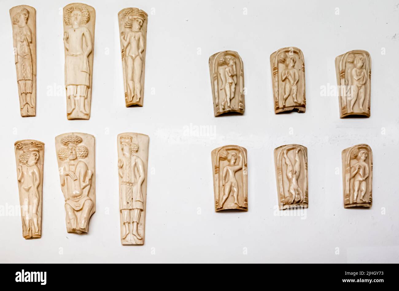 Elfenbeintafeln aus einem Reim mit iranischen Adligen und Akrobaten. Olbia. 2. Jahrhundert n. Chr. Stockfoto