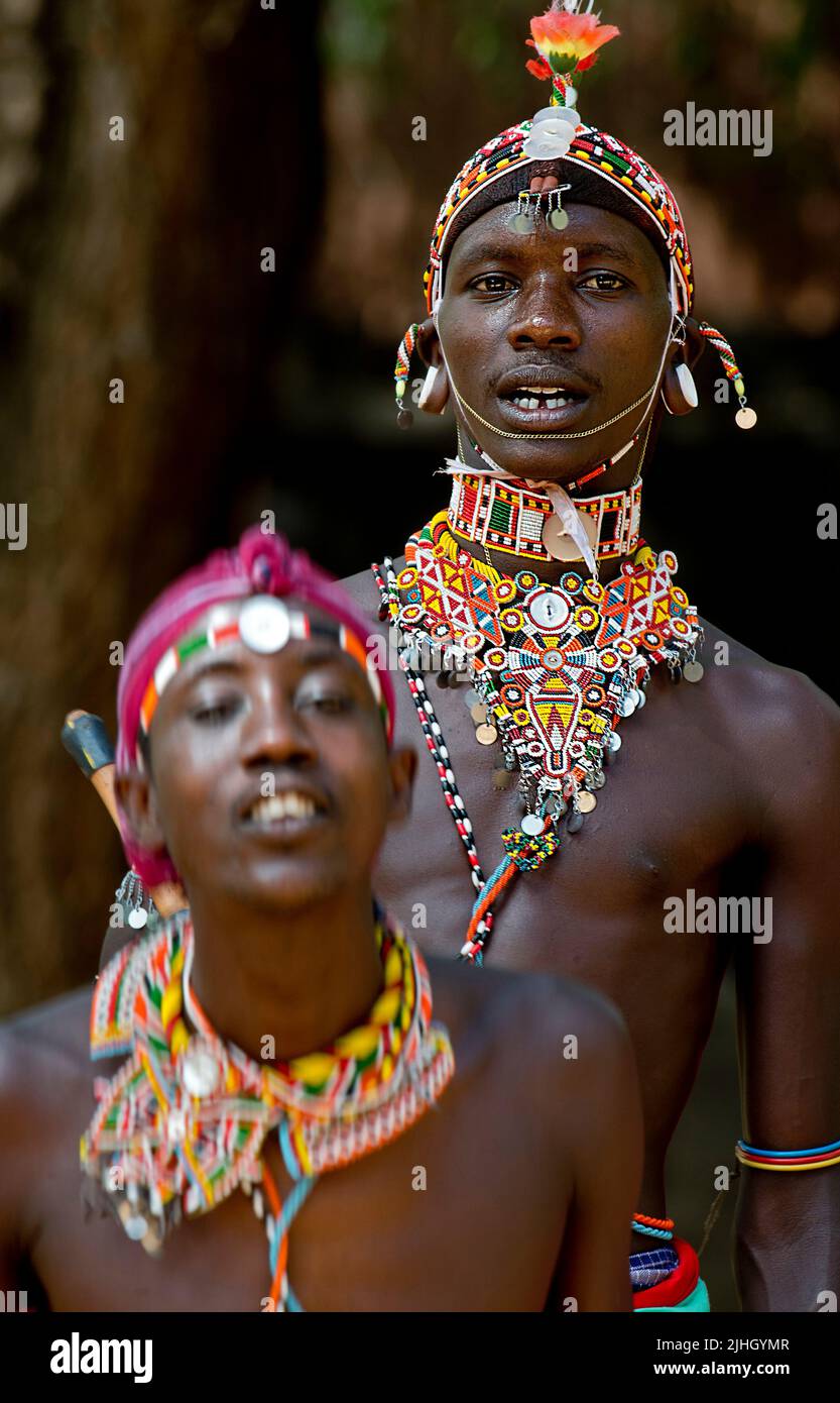 Die Männer der Samburu tanzen. Aus dem Samburtu Distrikt, Kenia. Stockfoto