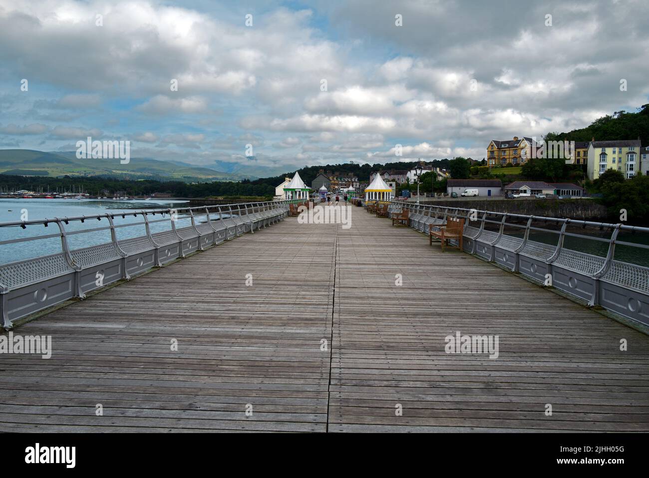 Garth Pier in Bangor, Nordwales, wurde 1896 eröffnet. Es ist jetzt ein Grade-II-gelistetes Gebäude und der zweitlängste Pier in Wales. Stockfoto