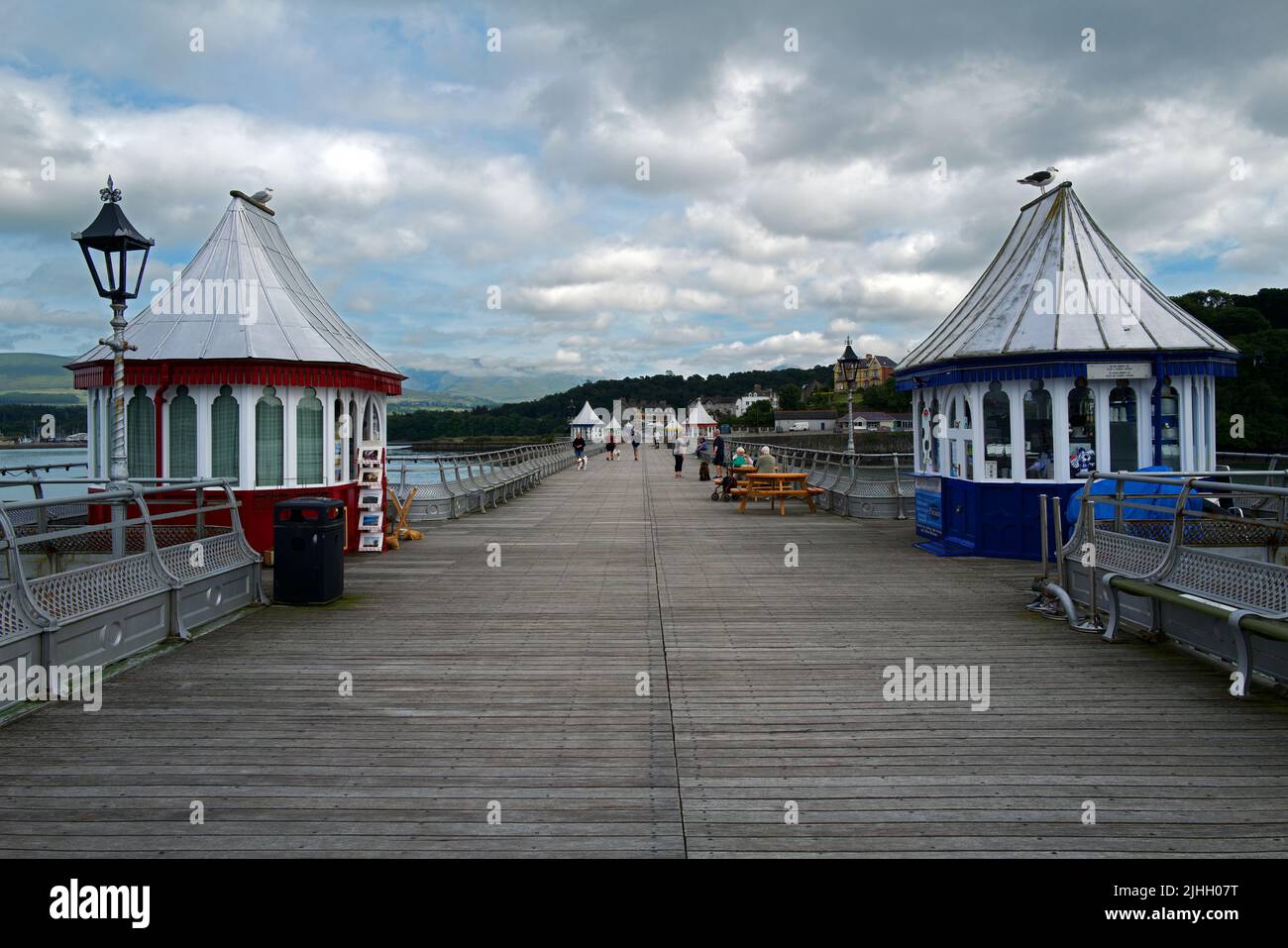 Garth Pier in Bangor, Nordwales, wurde 1896 eröffnet. Es ist jetzt ein Grade-II-gelistetes Gebäude und der zweitlängste Pier in Wales. Stockfoto