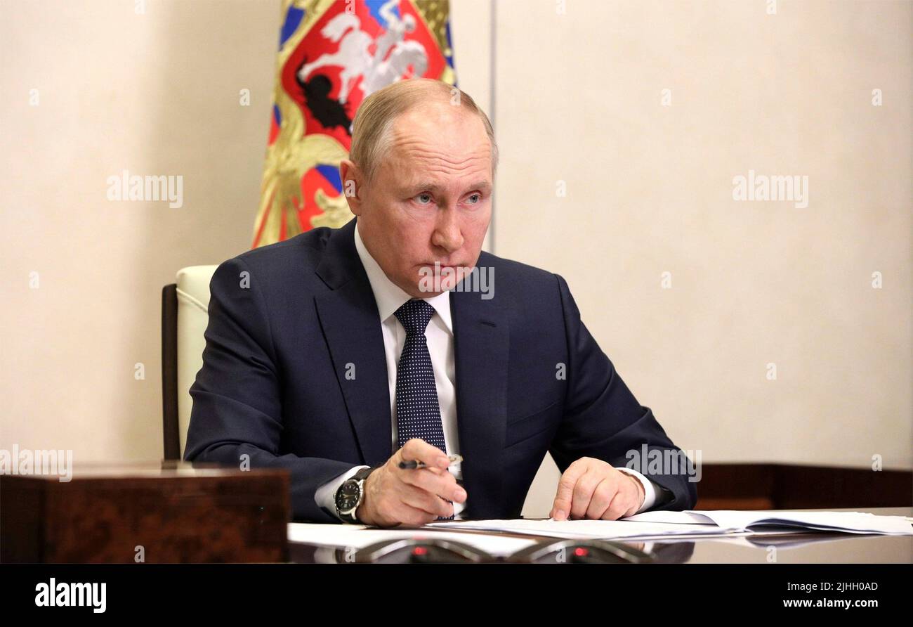 Novo-Ogaryowo, Russland. 18.. Juli 2022. Der russische Präsident Wladimir Putin leitet eine Telefonkonferenz mit dem Präsidium des Rates für strategische Entwicklung und nationale Projekte in der Residenz des Präsidenten Novo-Ogaryovo am 18. Juli 2022 außerhalb von Moskau, Russland. Quelle: Mikhail Klimentyev/Kremlin Pool/Alamy Live News Stockfoto