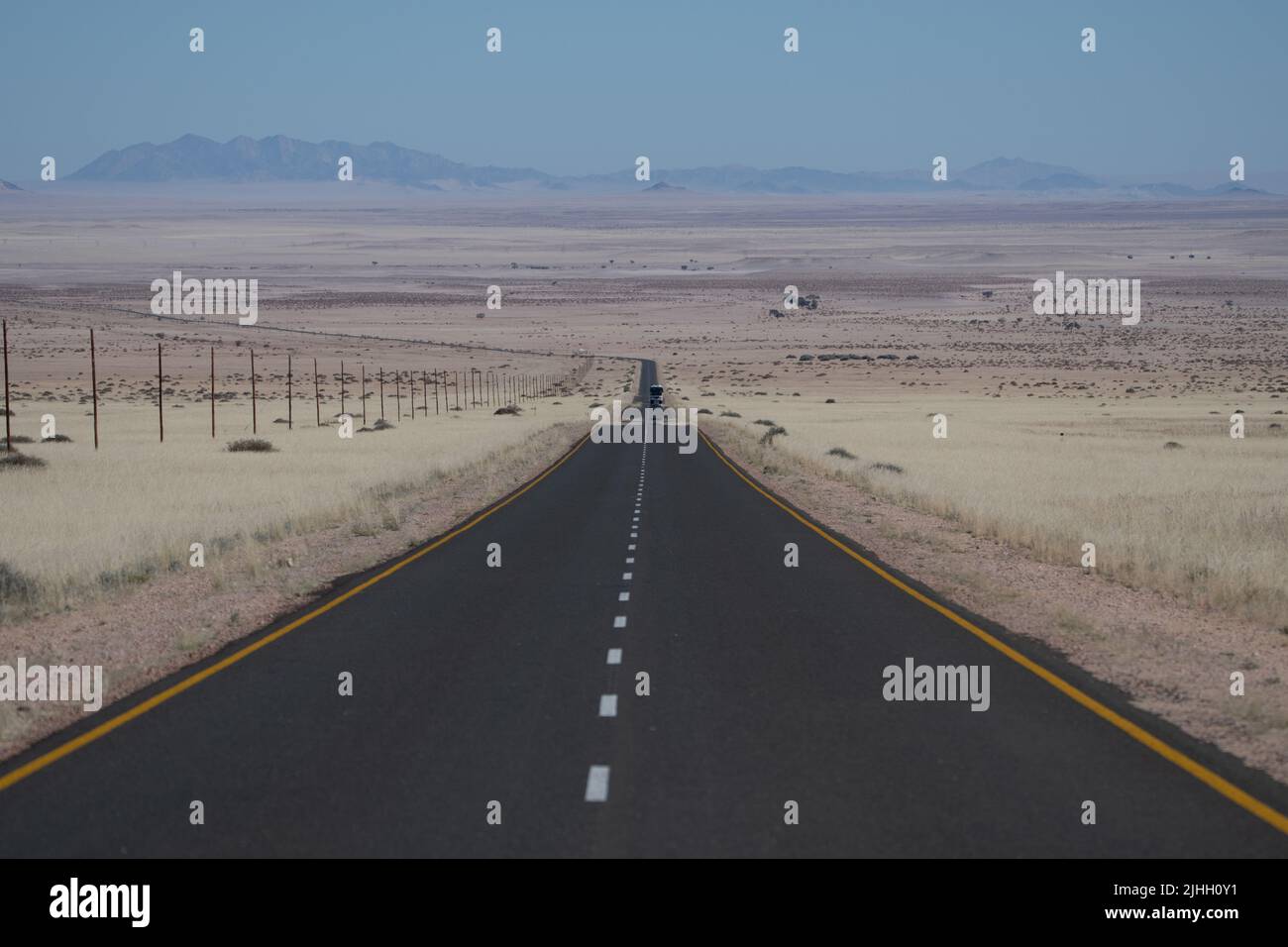 Straße entlang der Wüstenlandschaft von Namibia. Stockfoto