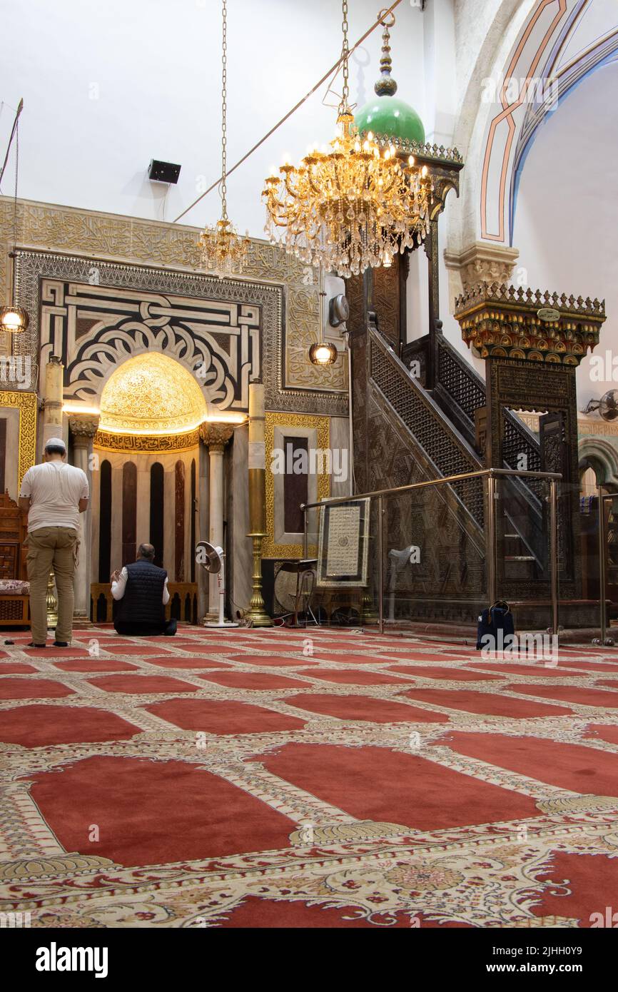 Muslimische Besucher beten in der Abraham-Moschee von Hebron. Gräber von Isaac und Rebecca sind hier Stockfoto