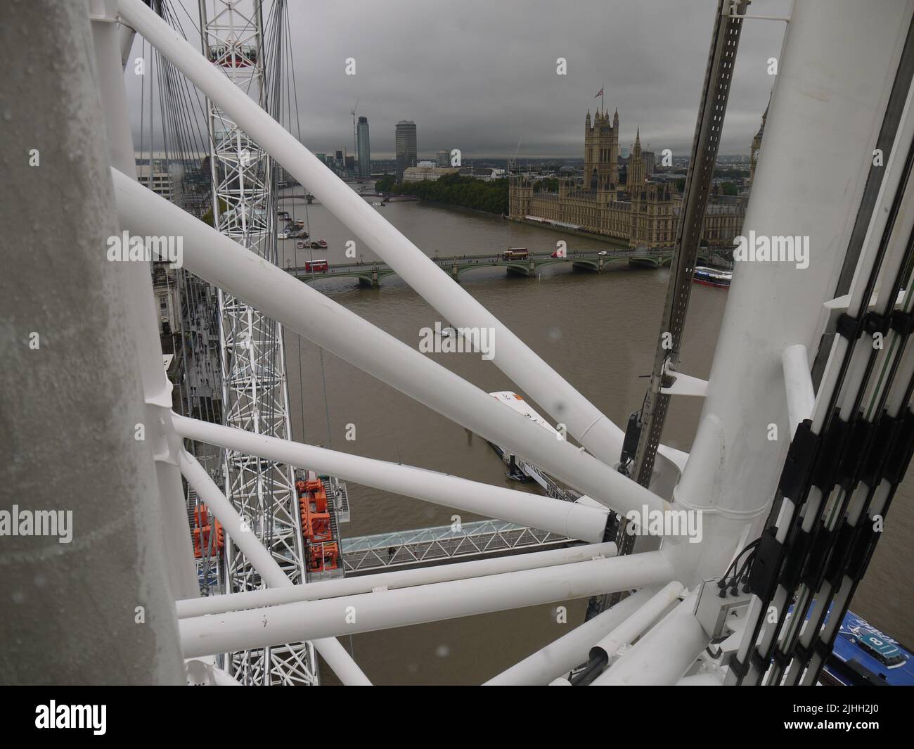 Der Palast von Westminster und die Westminster Bridge aus den Speichen des London Eye, Großbritannien, 2012 Stockfoto