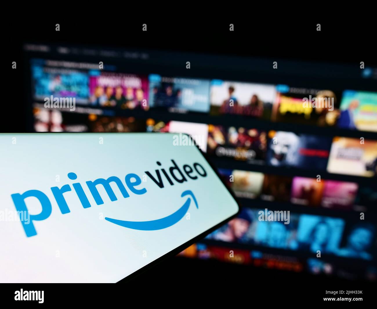 Smartphone mit Logo des amerikanischen Streaming-Service Amazon Prime Video auf dem Bildschirm vor der Website. Konzentrieren Sie sich auf die Mitte links des Telefondisplays. Stockfoto