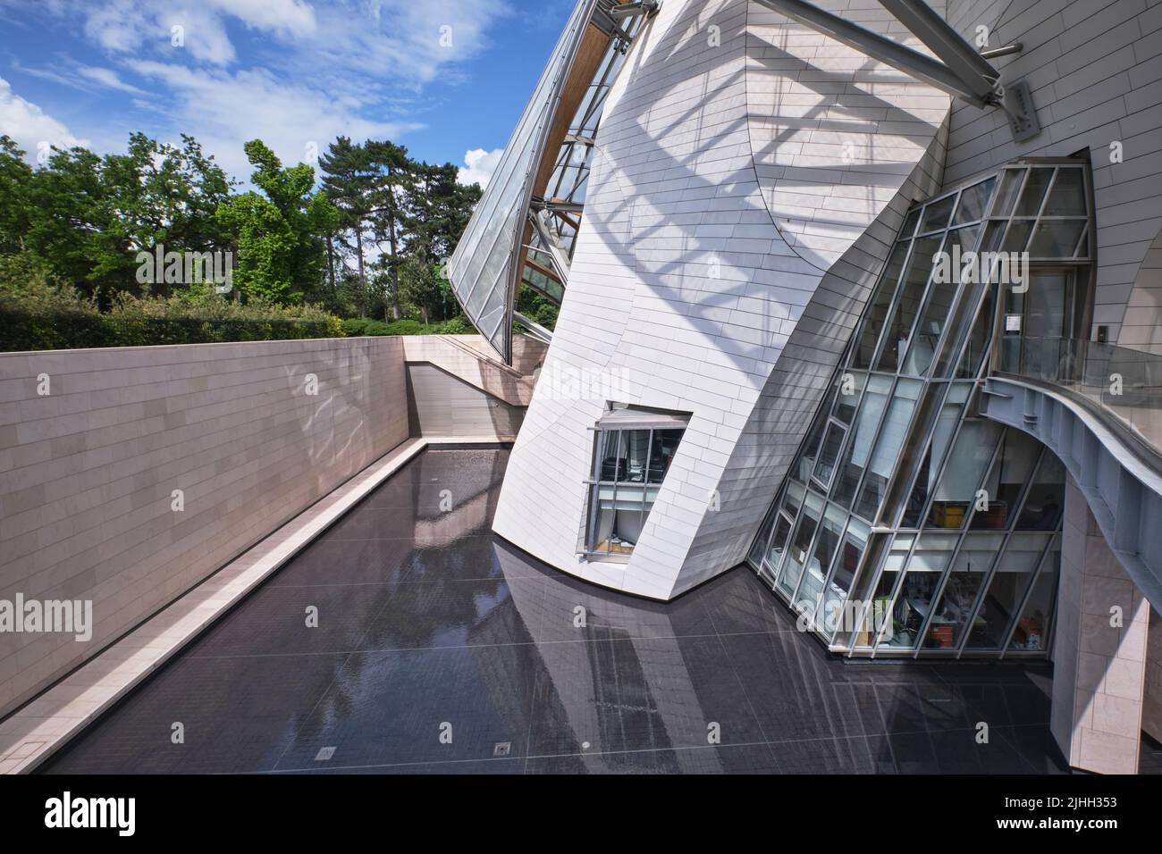 Louis Vuitton Foundation, Kunstmuseum und Kulturzentrum im Bois de Boulogne in Paris. Entworfen vom Architekten Frank Gehry Stockfoto