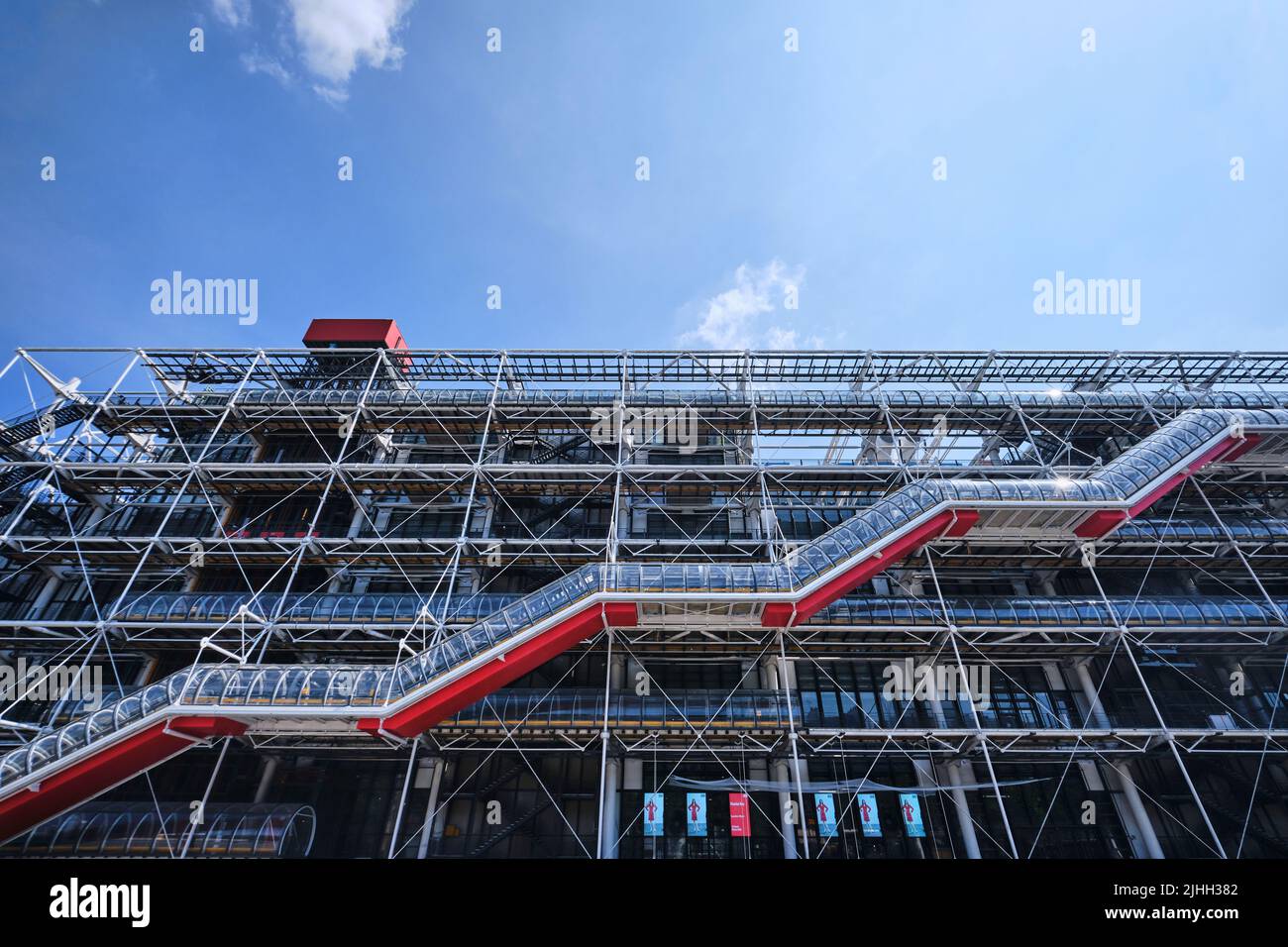 Paris, Frankreich - Mai 2022: Blick auf Centre Georges Pompidou (1977) und Fassadendetails, entworfen von Richard Rogers und Renzo Piano Stockfoto